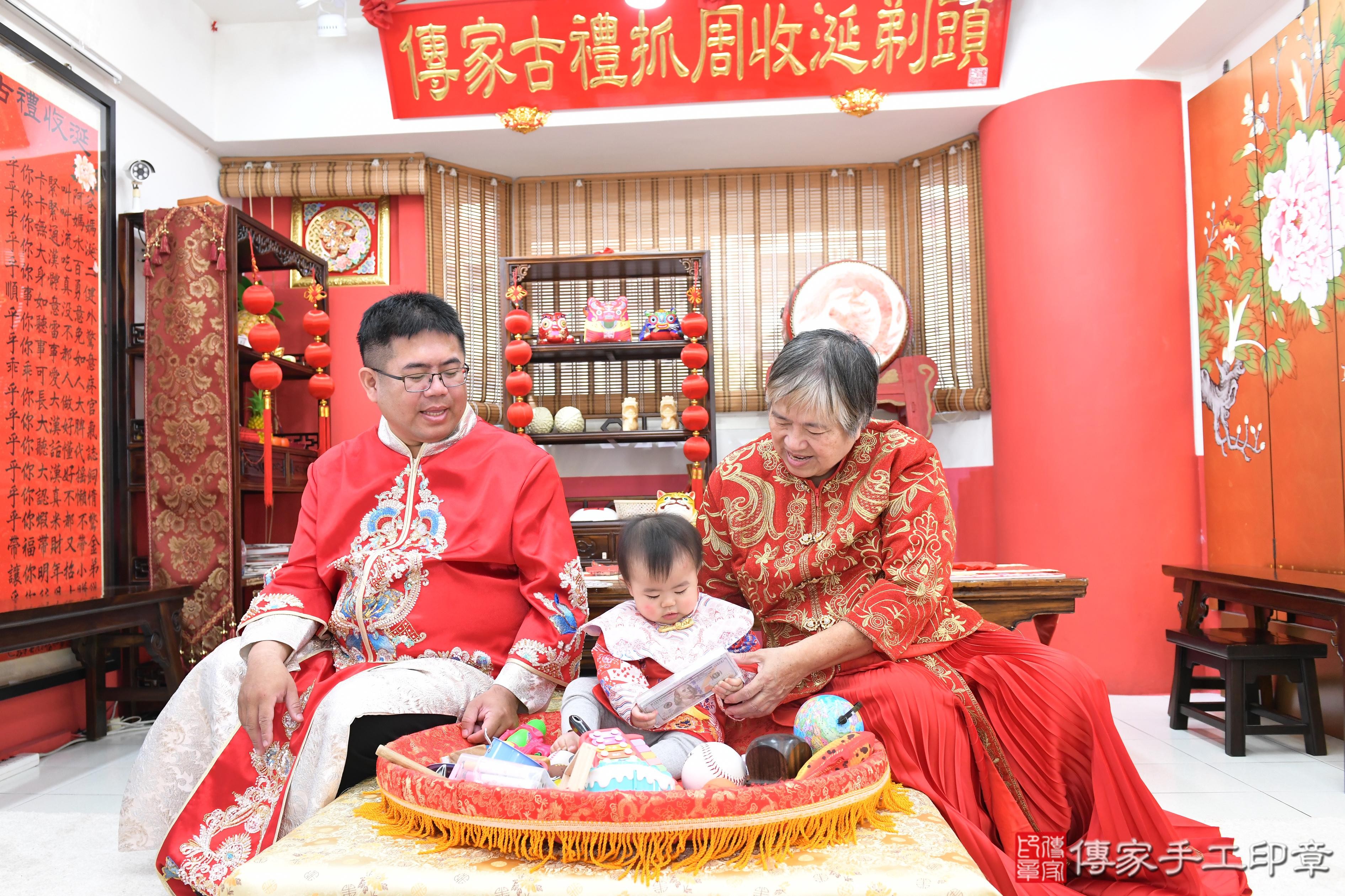 傳家手工印章高雄店、抓周、度脺、美式風會場、傳家嬰兒古禮、吉祥話、抓周道具物品24種、拍照。抓周證書。寶寶抓周、滿周歲、生日快樂、祝福