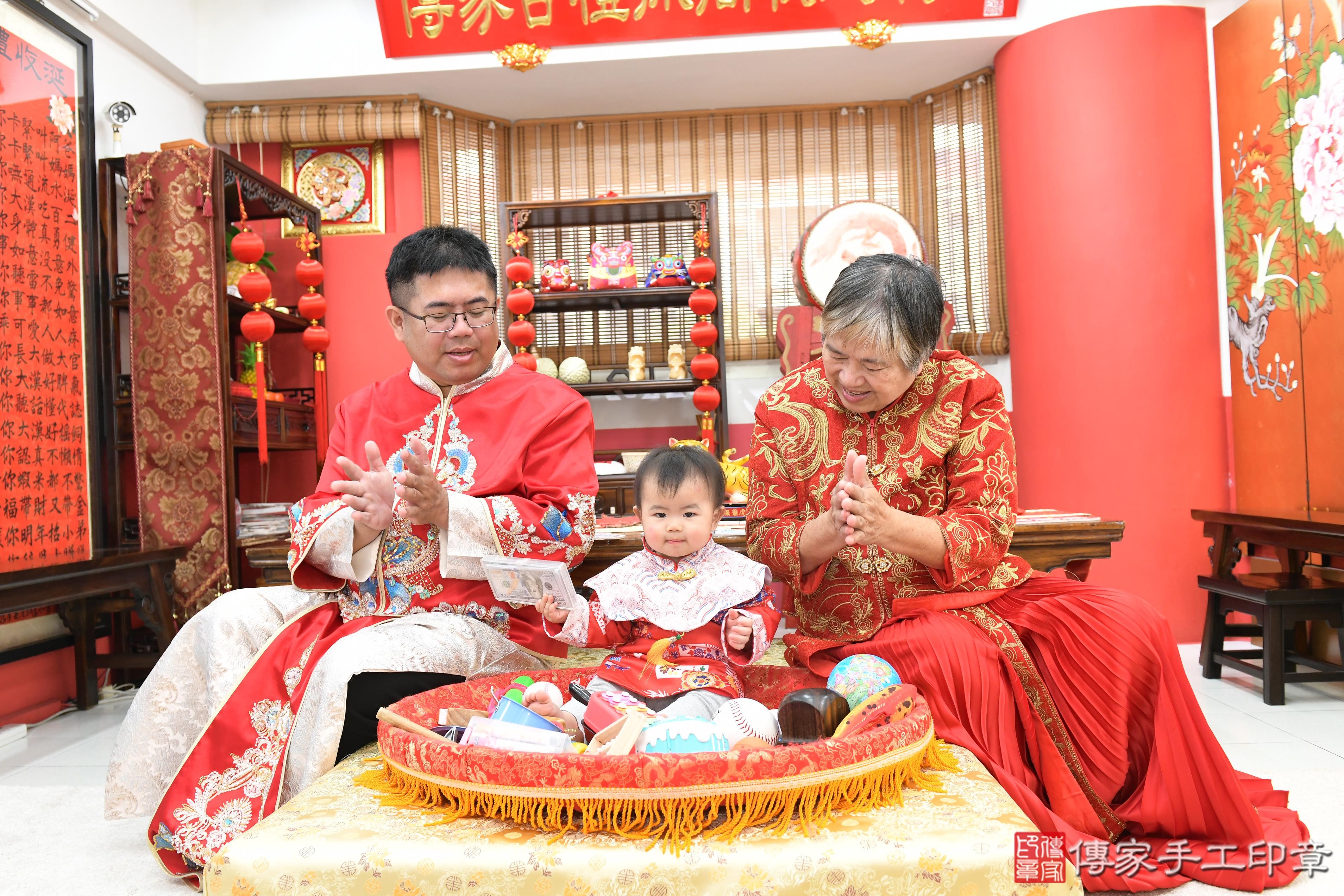 傳家手工印章高雄店、抓周、度脺、美式風會場、傳家嬰兒古禮、吉祥話、抓周道具物品24種、拍照。抓周證書。寶寶抓周、滿周歲、生日快樂、祝福