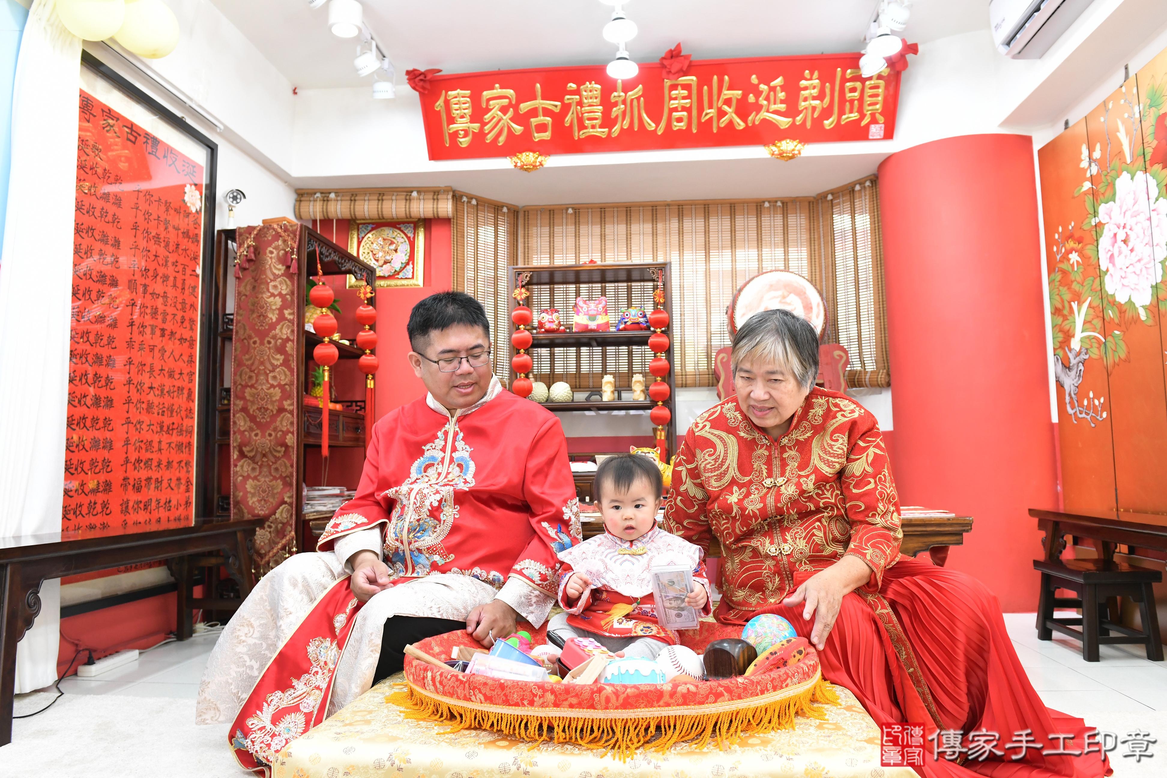 傳家手工印章高雄店、抓周、度脺、美式風會場、傳家嬰兒古禮、吉祥話、抓周道具物品24種、拍照。抓周證書。寶寶抓周、滿周歲、生日快樂、祝福