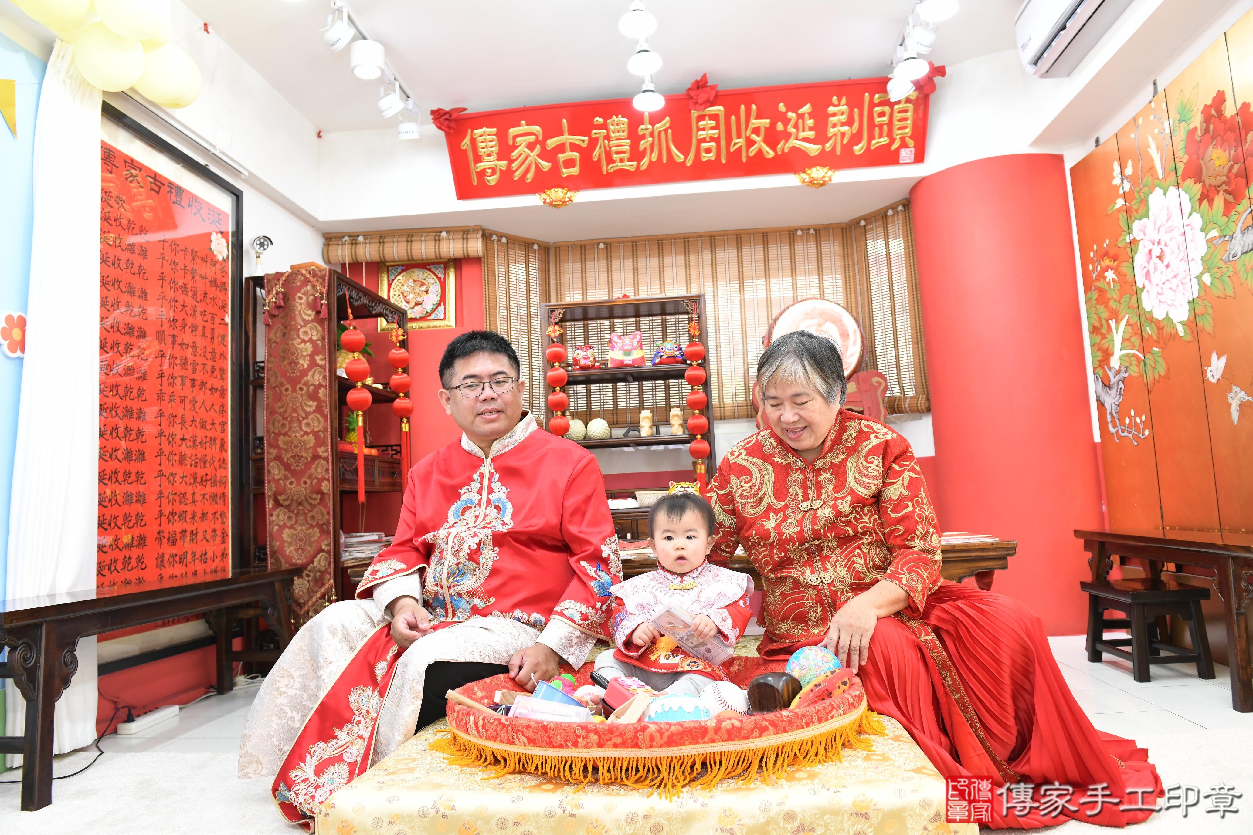 傳家手工印章高雄店、抓周、度脺、美式風會場、傳家嬰兒古禮、吉祥話、抓周道具物品24種、拍照。抓周證書。寶寶抓周、滿周歲、生日快樂、祝福