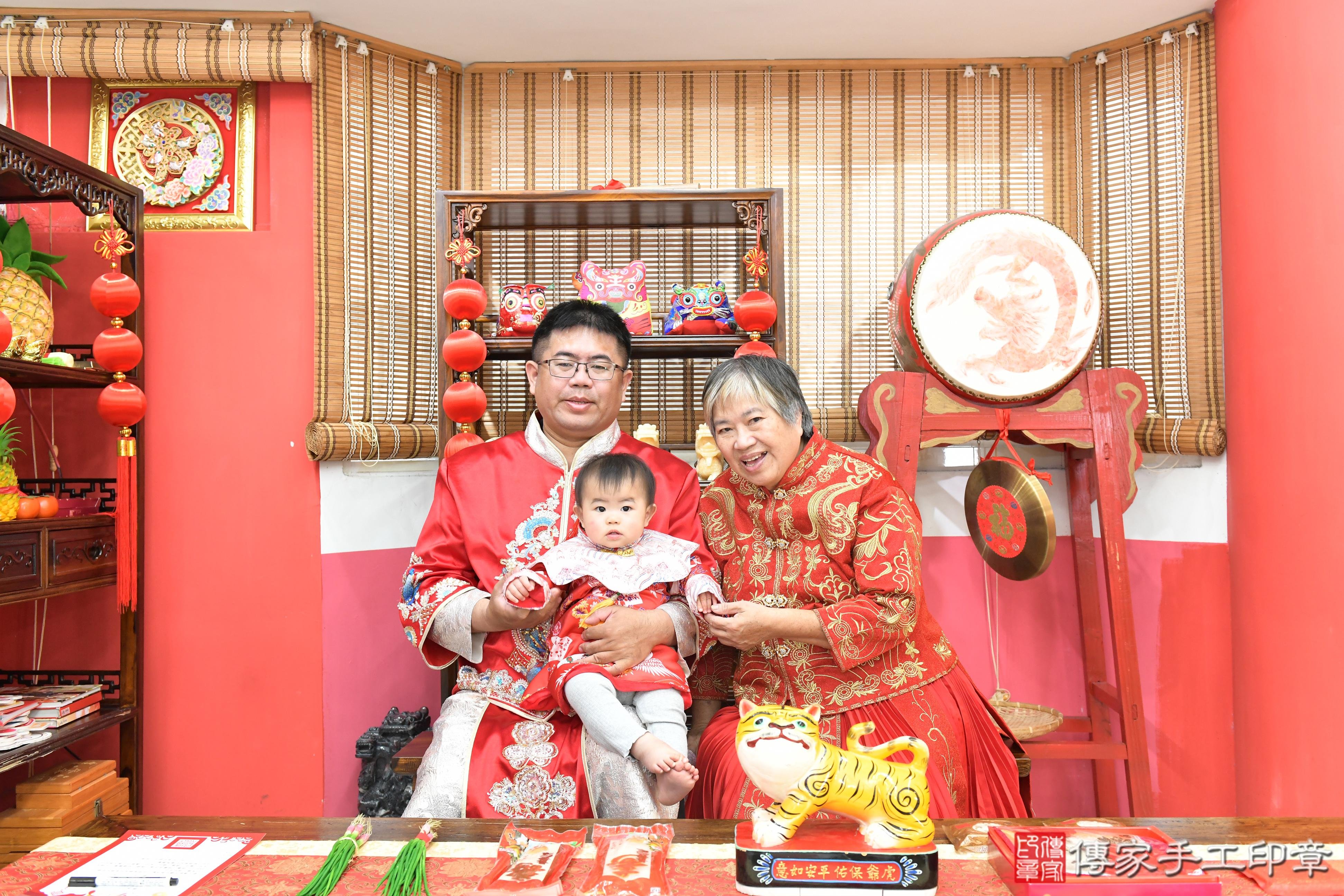 傳家手工印章高雄店、抓周、度脺、美式風會場、傳家嬰兒古禮、吉祥話、抓周道具物品24種、拍照。抓周證書。寶寶抓周、滿周歲、生日快樂、祝福