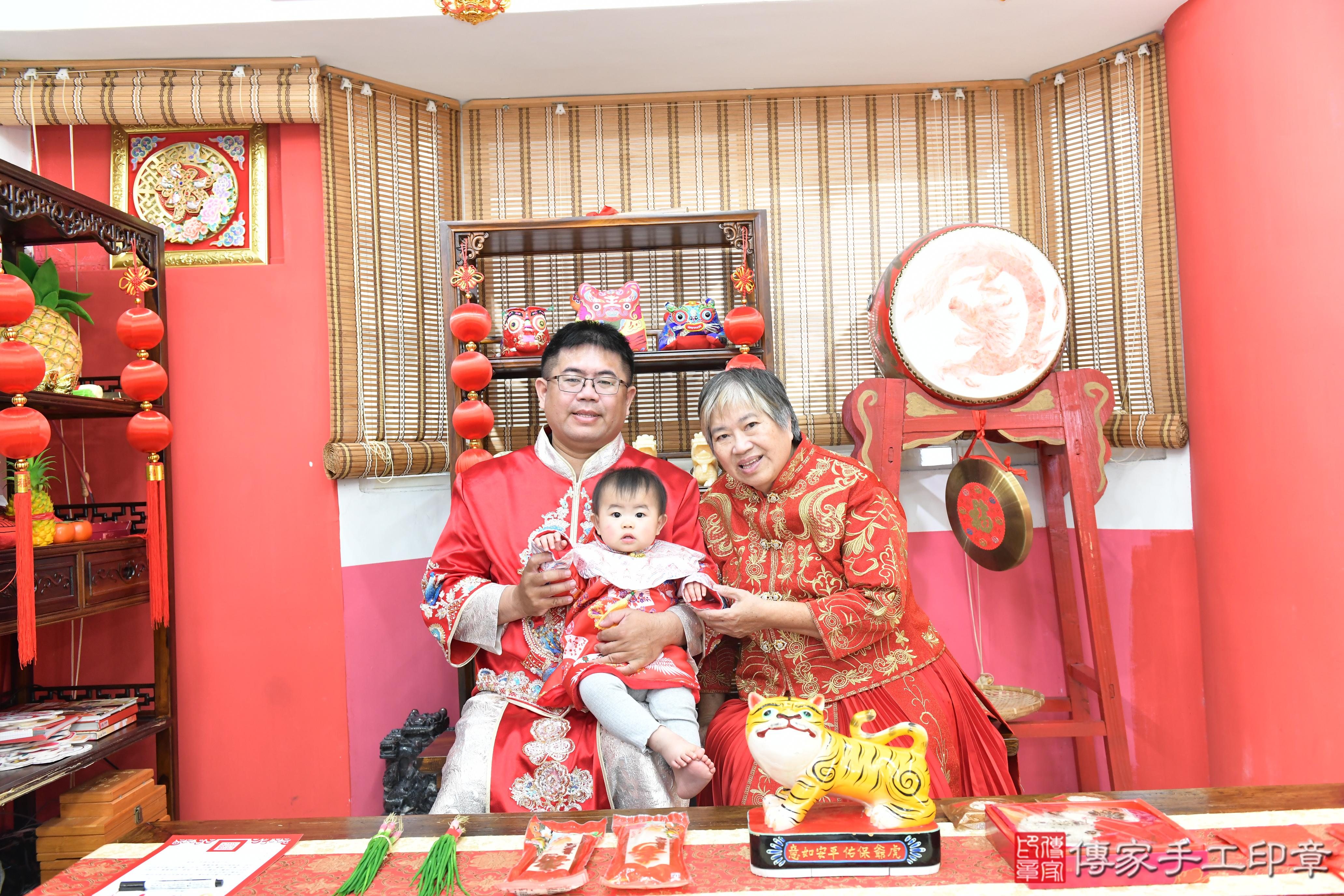 傳家手工印章高雄店、抓周、度脺、美式風會場、傳家嬰兒古禮、吉祥話、抓周道具物品24種、拍照。抓周證書。寶寶抓周、滿周歲、生日快樂、祝福