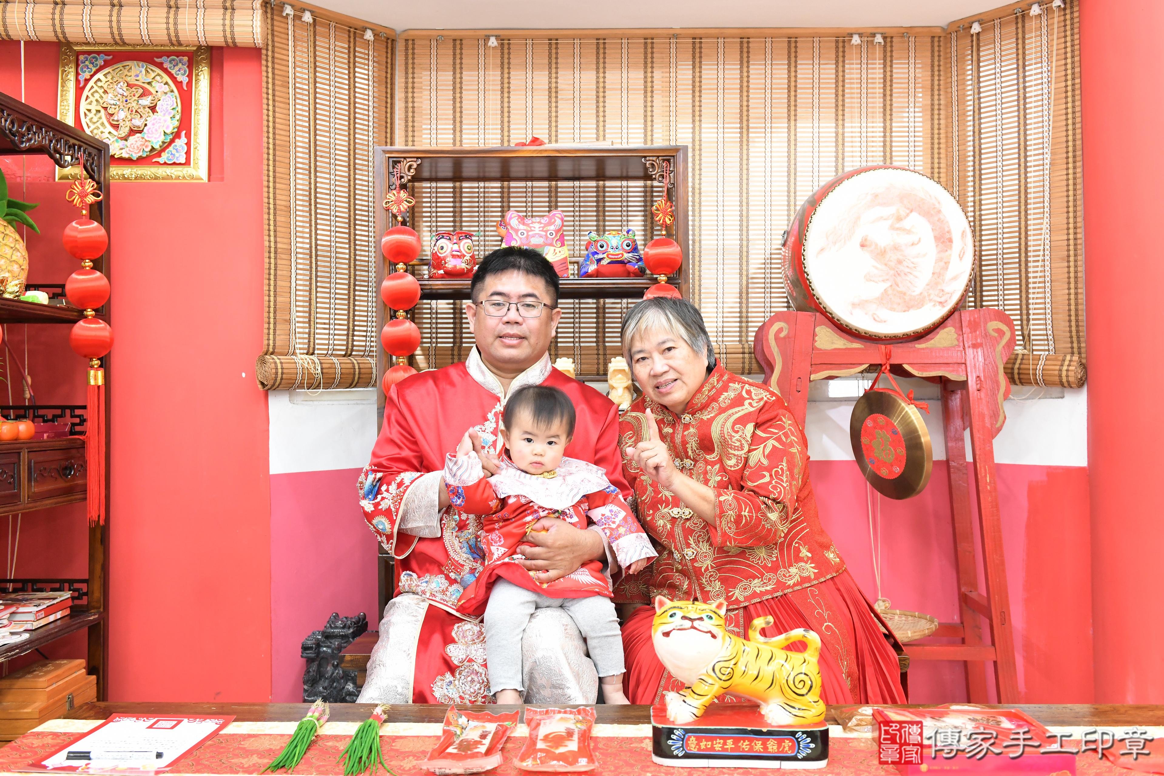 傳家手工印章高雄店、抓周、度脺、美式風會場、傳家嬰兒古禮、吉祥話、抓周道具物品24種、拍照。抓周證書。寶寶抓周、滿周歲、生日快樂、祝福