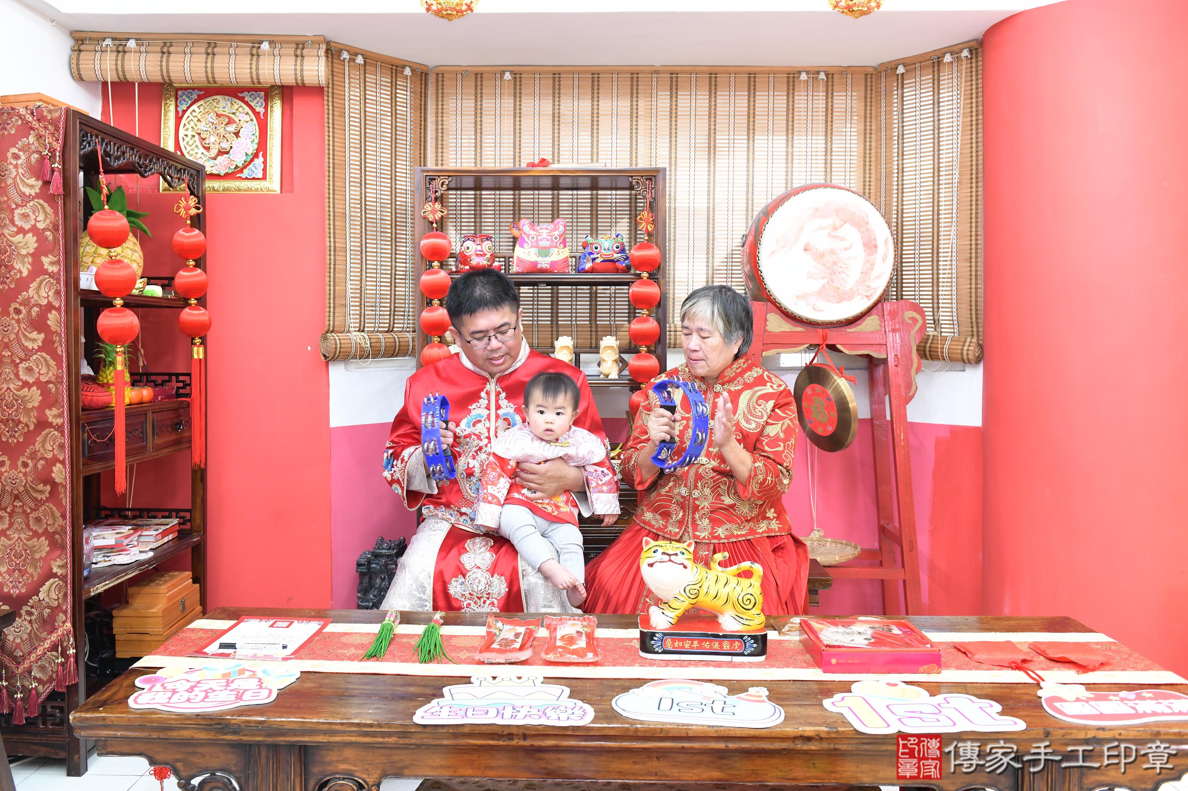 傳家手工印章高雄店、抓周、度脺、美式風會場、傳家嬰兒古禮、吉祥話、抓周道具物品24種、拍照。抓周證書。寶寶抓周、滿周歲、生日快樂、祝福