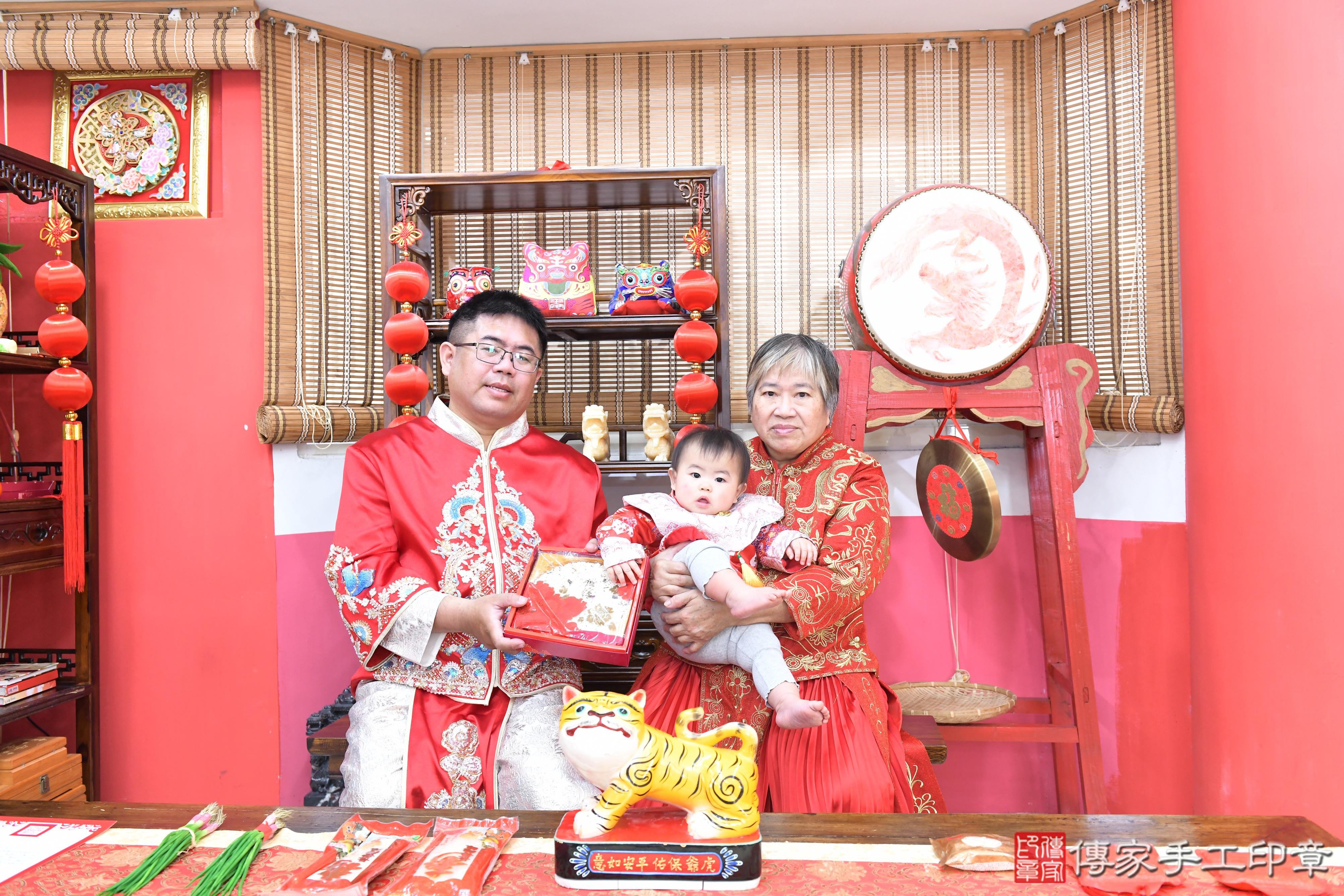 傳家手工印章高雄店、抓周、度脺、美式風會場、傳家嬰兒古禮、吉祥話、抓周道具物品24種、拍照。抓周證書。寶寶抓周、滿周歲、生日快樂、祝福