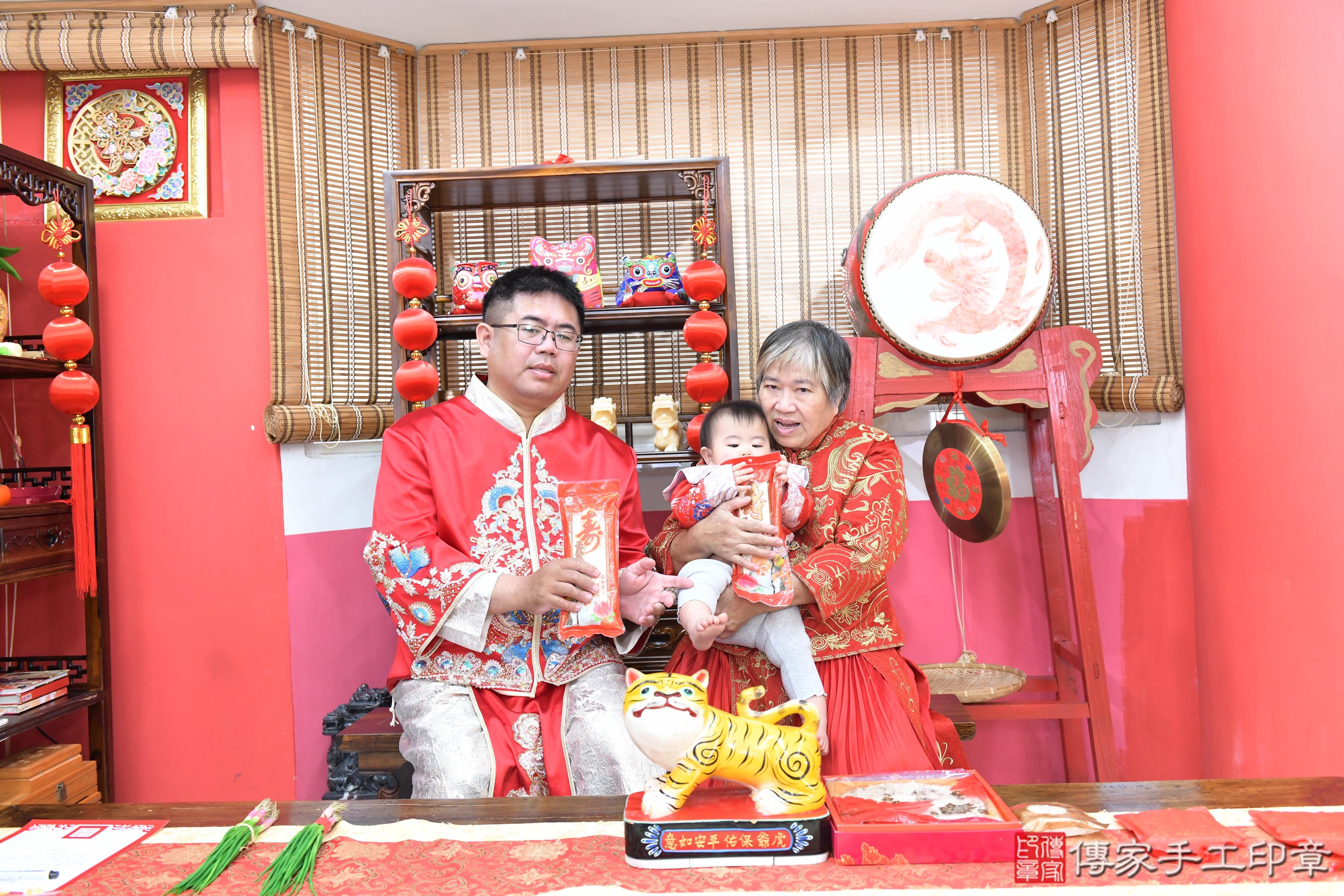 傳家手工印章高雄店、抓周、度脺、美式風會場、傳家嬰兒古禮、吉祥話、抓周道具物品24種、拍照。抓周證書。寶寶抓周、滿周歲、生日快樂、祝福