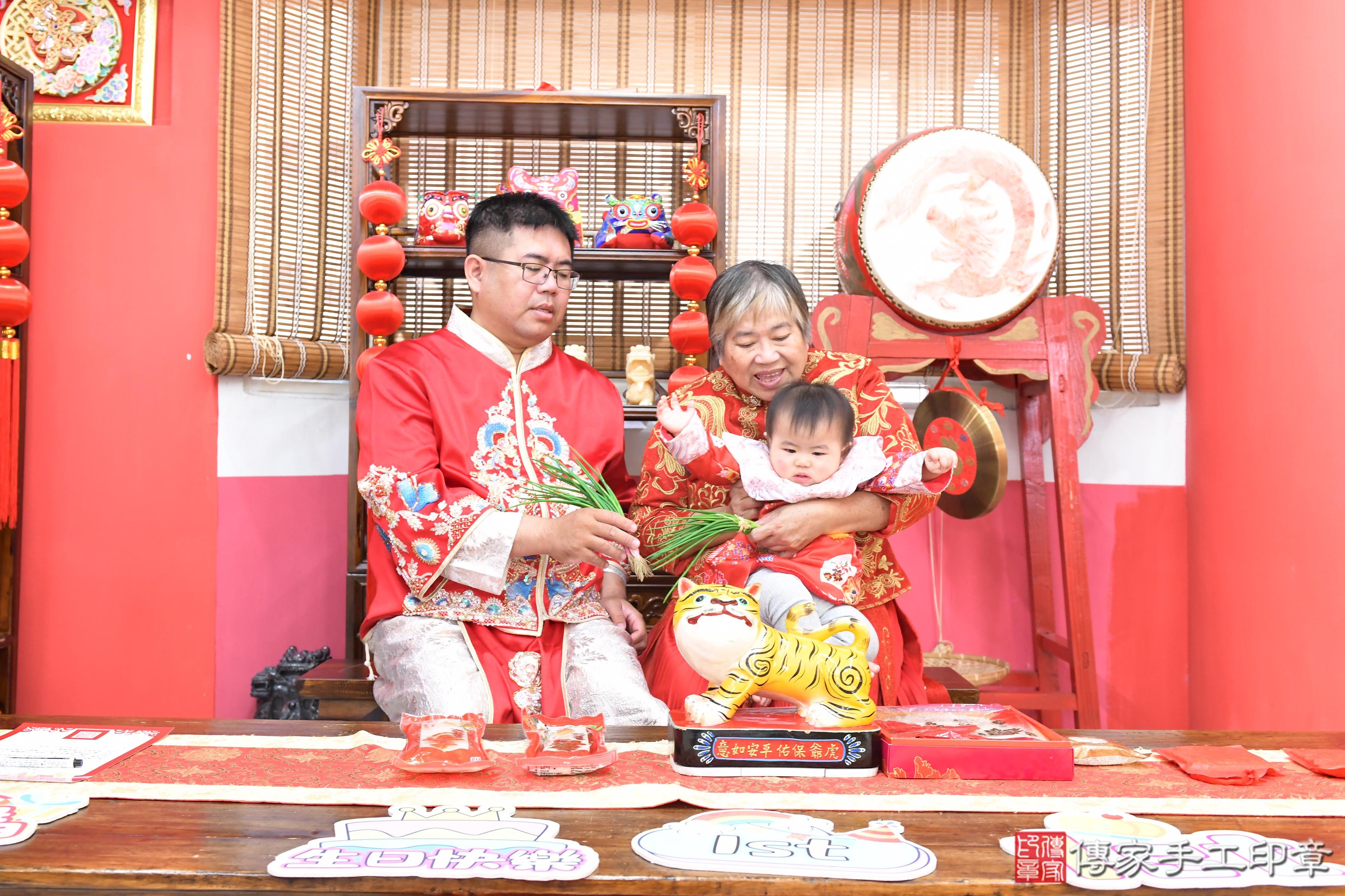 傳家手工印章高雄店、抓周、度脺、美式風會場、傳家嬰兒古禮、吉祥話、抓周道具物品24種、拍照。抓周證書。寶寶抓周、滿周歲、生日快樂、祝福