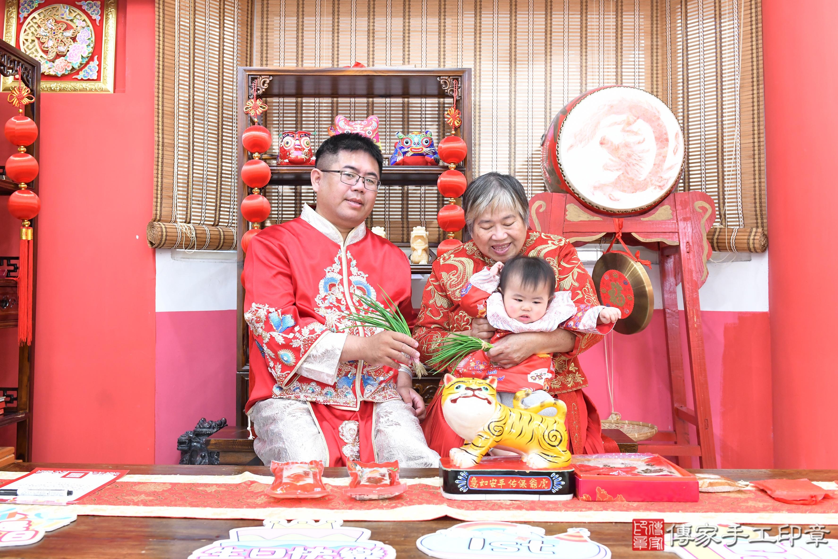 傳家手工印章高雄店、抓周、度脺、美式風會場、傳家嬰兒古禮、吉祥話、抓周道具物品24種、拍照。抓周證書。寶寶抓周、滿周歲、生日快樂、祝福