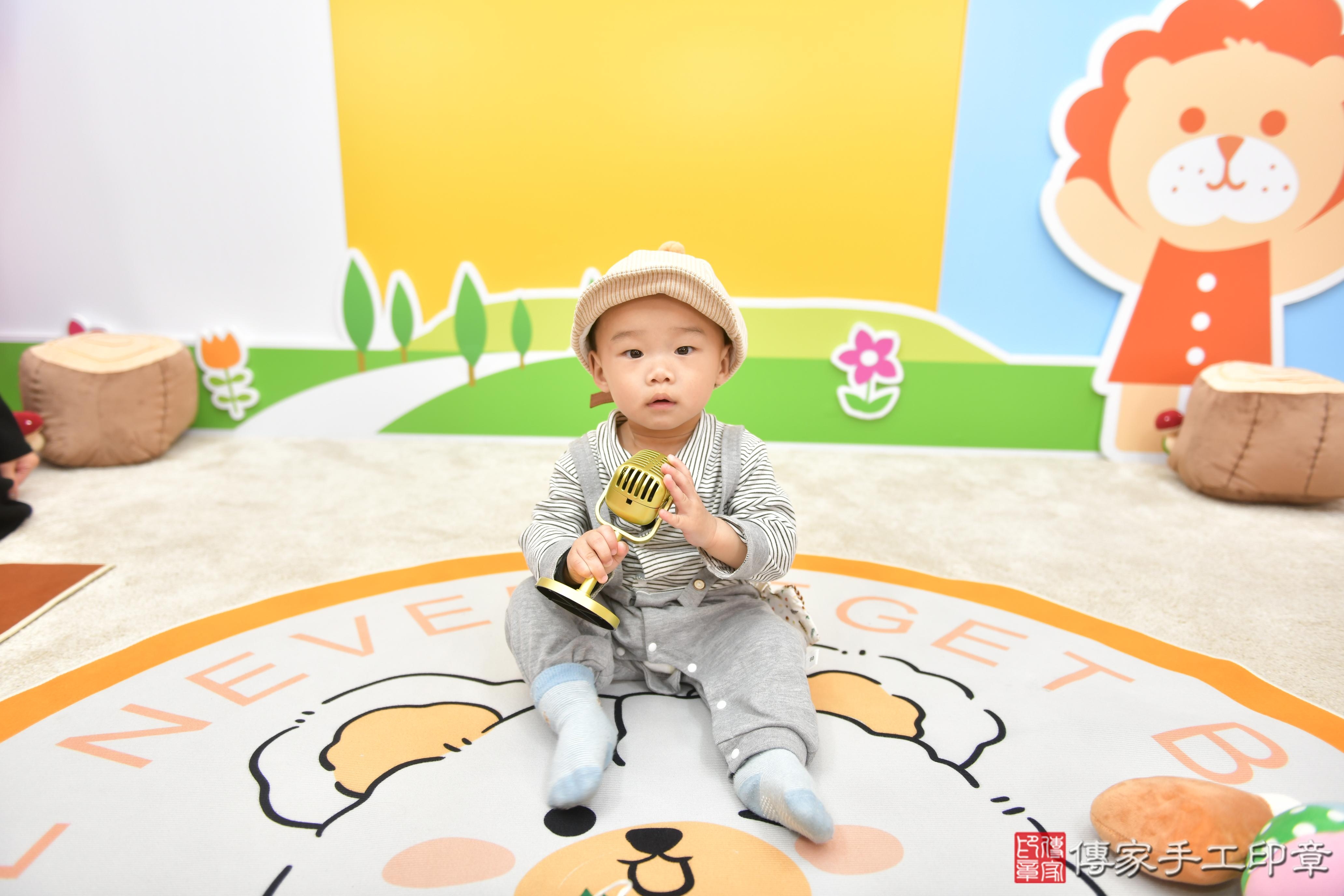 傳家手工印章台中店、抓周、度脺、美式風會場、傳家嬰兒古禮、吉祥話、抓周道具物品24種、拍照。抓周證書。寶寶抓周、滿周歲、生日快樂、祝福