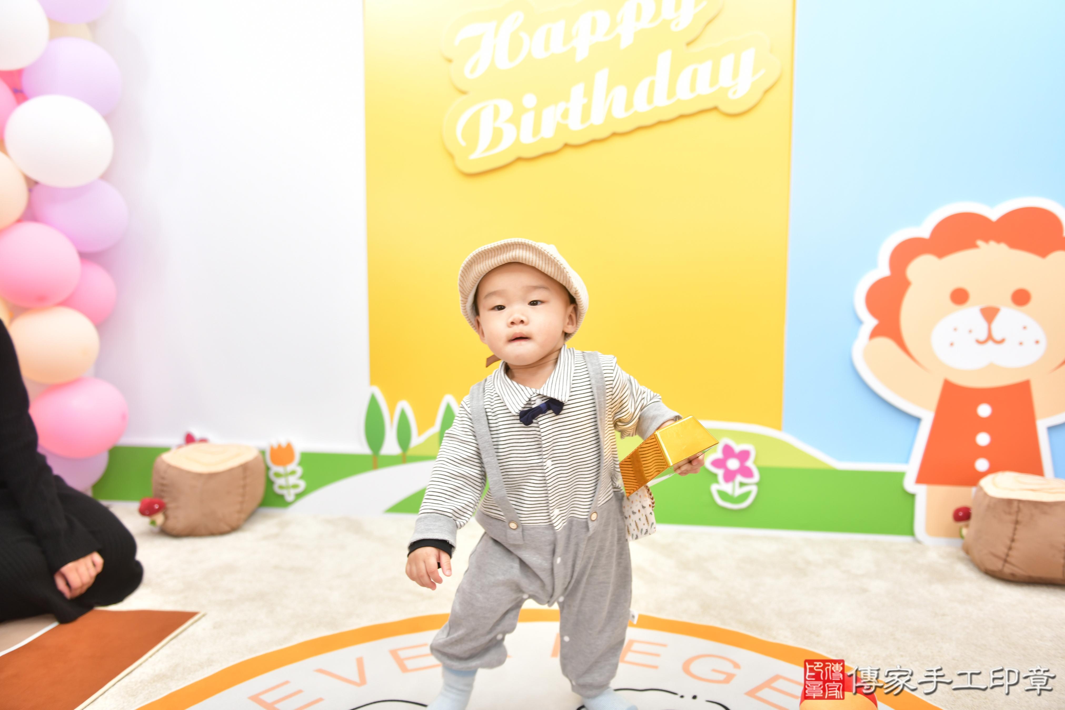 傳家手工印章台中店、抓周、度脺、美式風會場、傳家嬰兒古禮、吉祥話、抓周道具物品24種、拍照。抓周證書。寶寶抓周、滿周歲、生日快樂、祝福