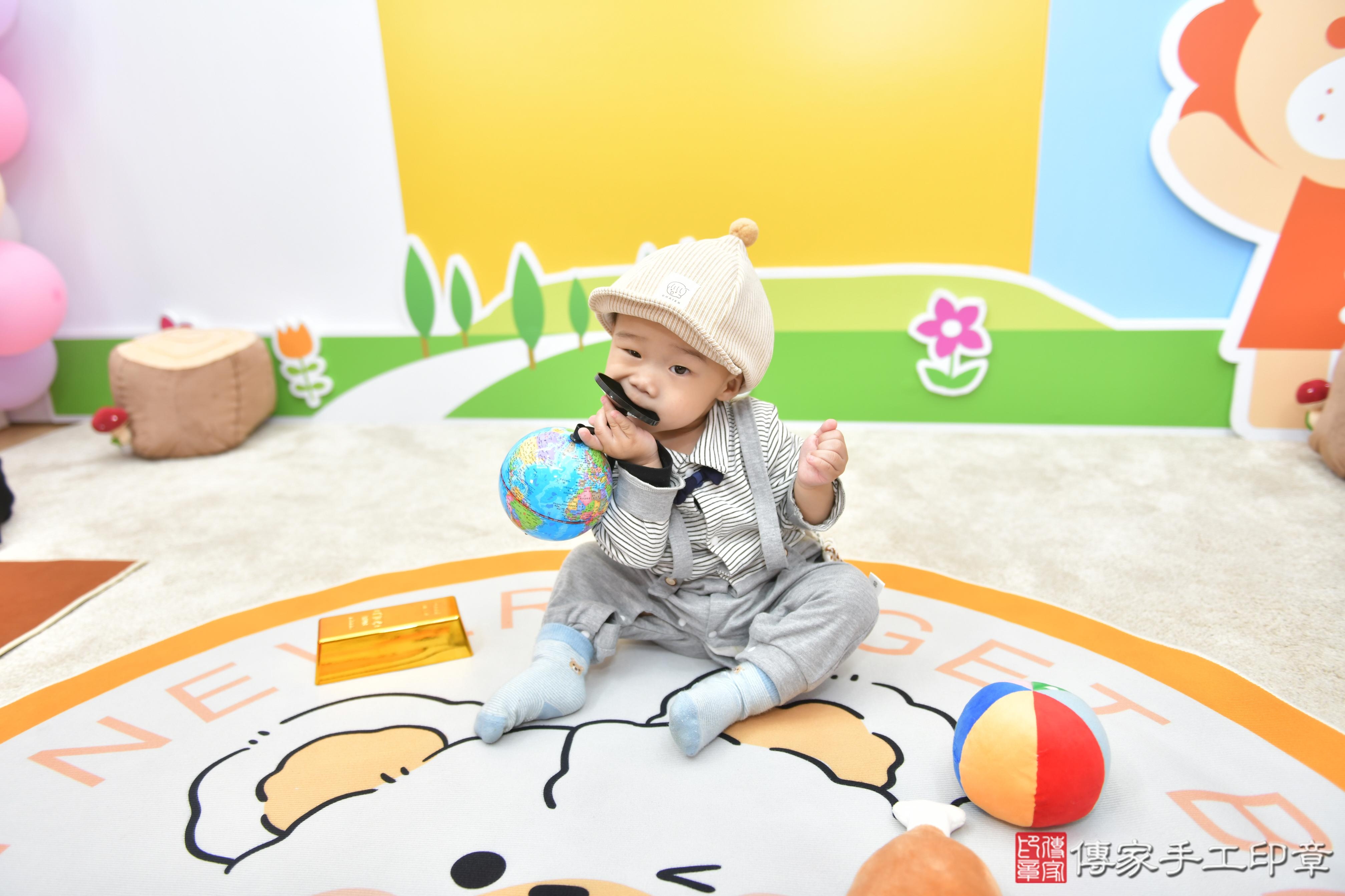 傳家手工印章台中店、抓周、度脺、美式風會場、傳家嬰兒古禮、吉祥話、抓周道具物品24種、拍照。抓周證書。寶寶抓周、滿周歲、生日快樂、祝福