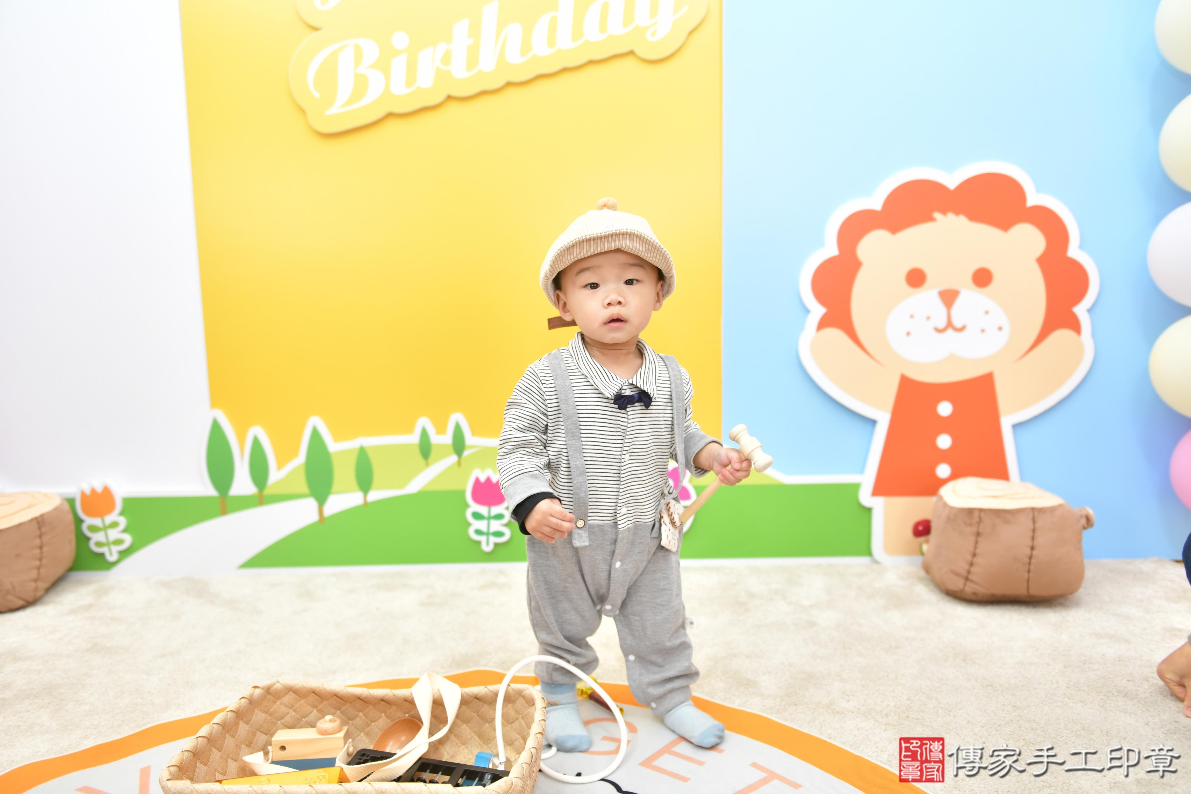 傳家手工印章台中店、抓周、度脺、美式風會場、傳家嬰兒古禮、吉祥話、抓周道具物品24種、拍照。抓周證書。寶寶抓周、滿周歲、生日快樂、祝福