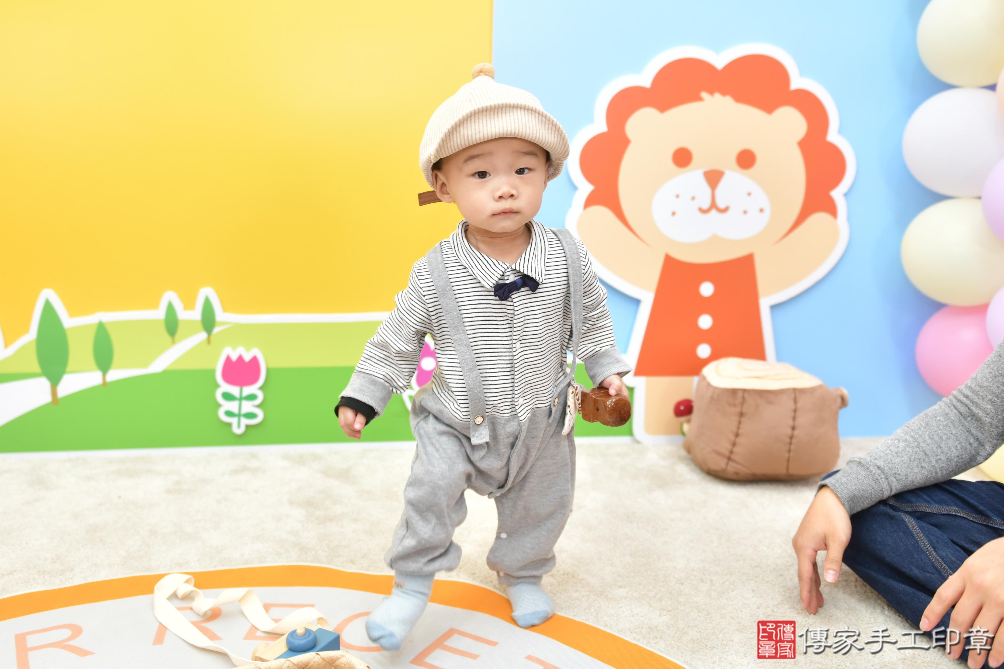 傳家手工印章台中店、抓周、度脺、美式風會場、傳家嬰兒古禮、吉祥話、抓周道具物品24種、拍照。抓周證書。寶寶抓周、滿周歲、生日快樂、祝福