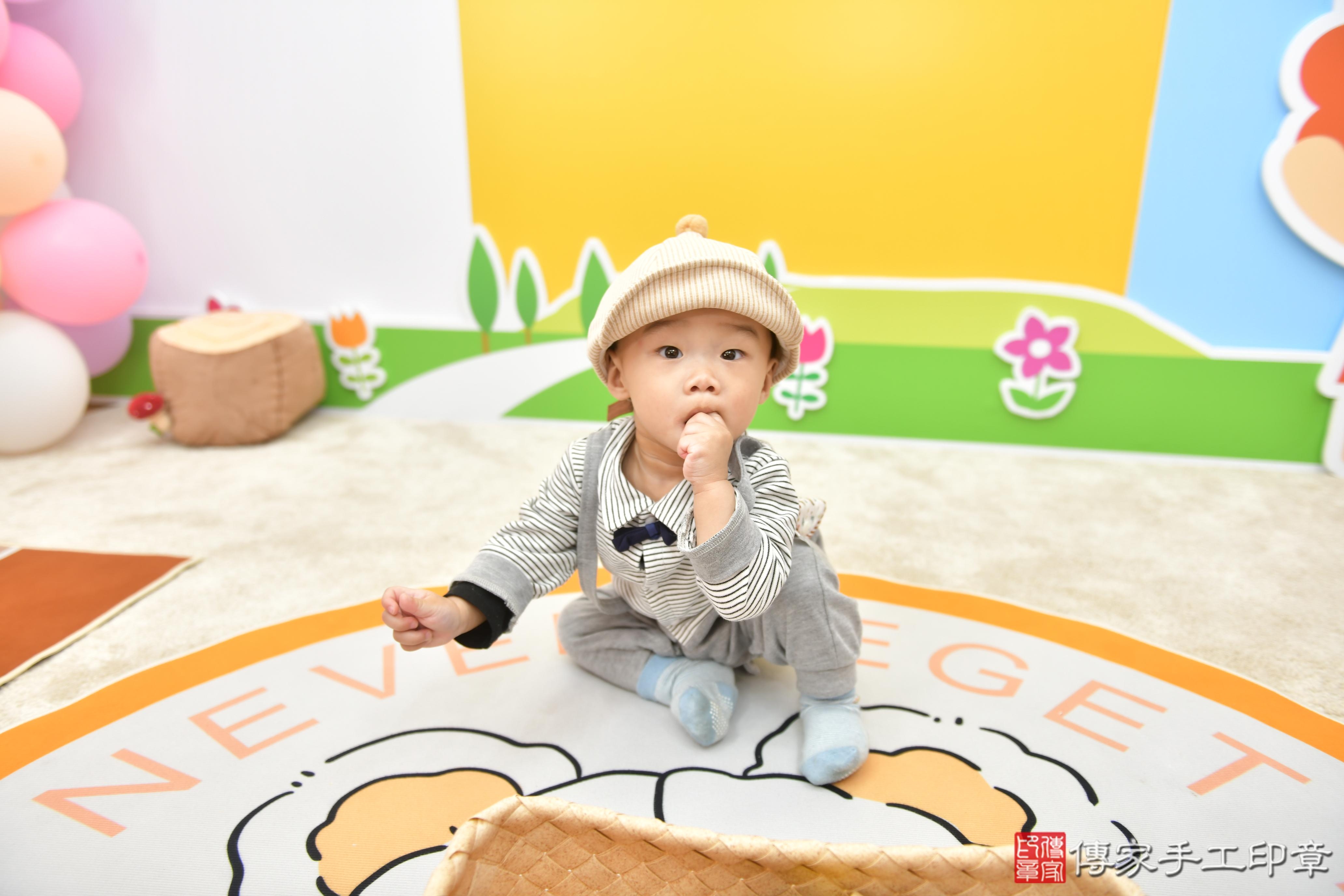 傳家手工印章台中店、抓周、度脺、美式風會場、傳家嬰兒古禮、吉祥話、抓周道具物品24種、拍照。抓周證書。寶寶抓周、滿周歲、生日快樂、祝福