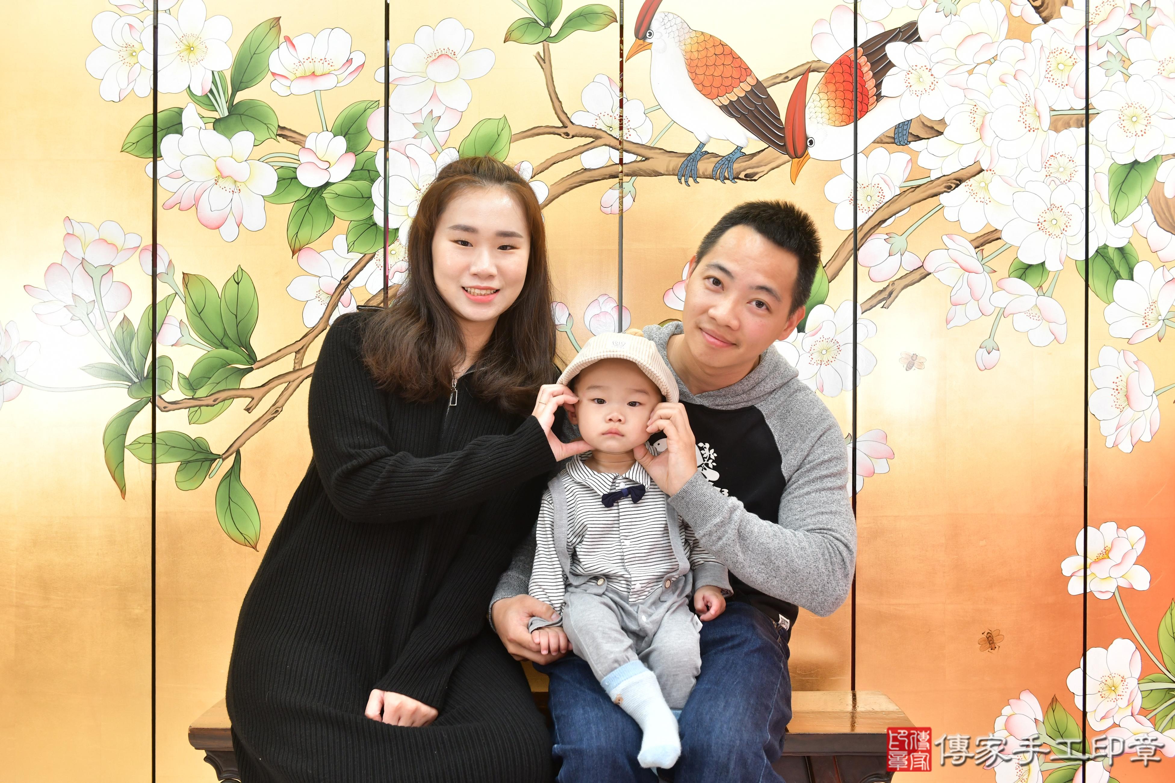 傳家手工印章台中店、抓周、度脺、美式風會場、傳家嬰兒古禮、吉祥話、抓周道具物品24種、拍照。抓周證書。寶寶抓周、滿周歲、生日快樂、祝福