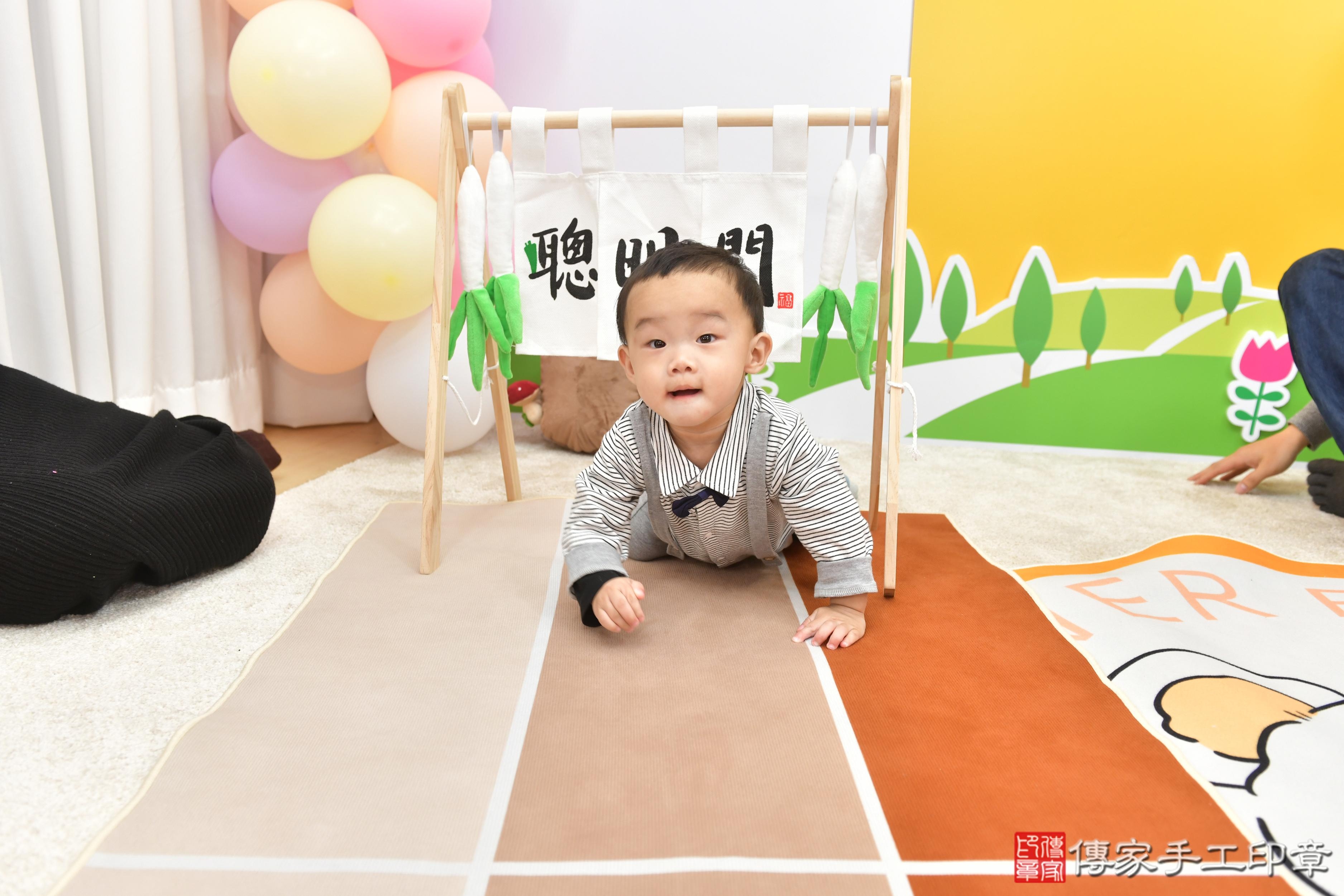 傳家手工印章台中店、抓周、度脺、美式風會場、傳家嬰兒古禮、吉祥話、抓周道具物品24種、拍照。抓周證書。寶寶抓周、滿周歲、生日快樂、祝福