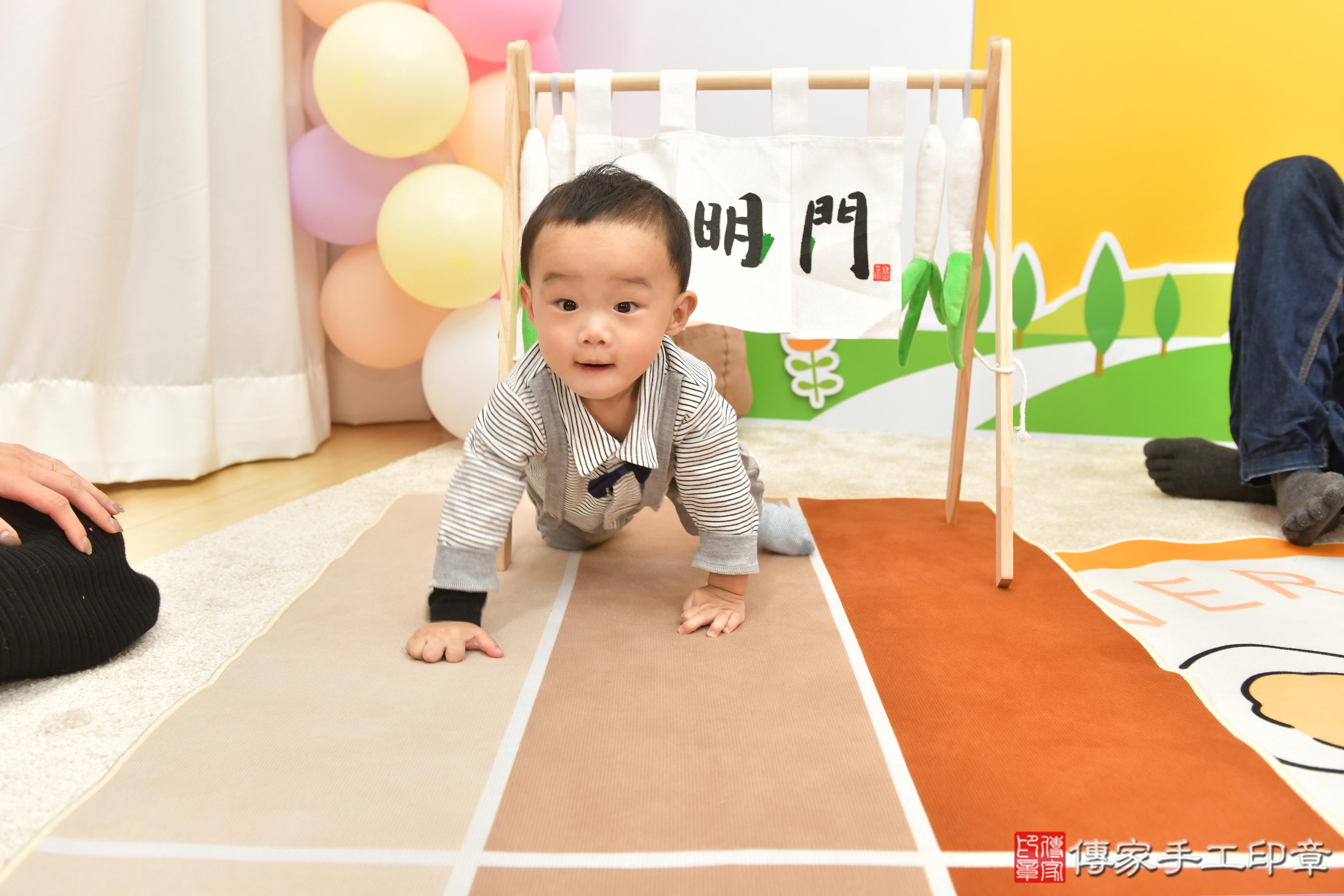 傳家手工印章台中店、抓周、度脺、美式風會場、傳家嬰兒古禮、吉祥話、抓周道具物品24種、拍照。抓周證書。寶寶抓周、滿周歲、生日快樂、祝福