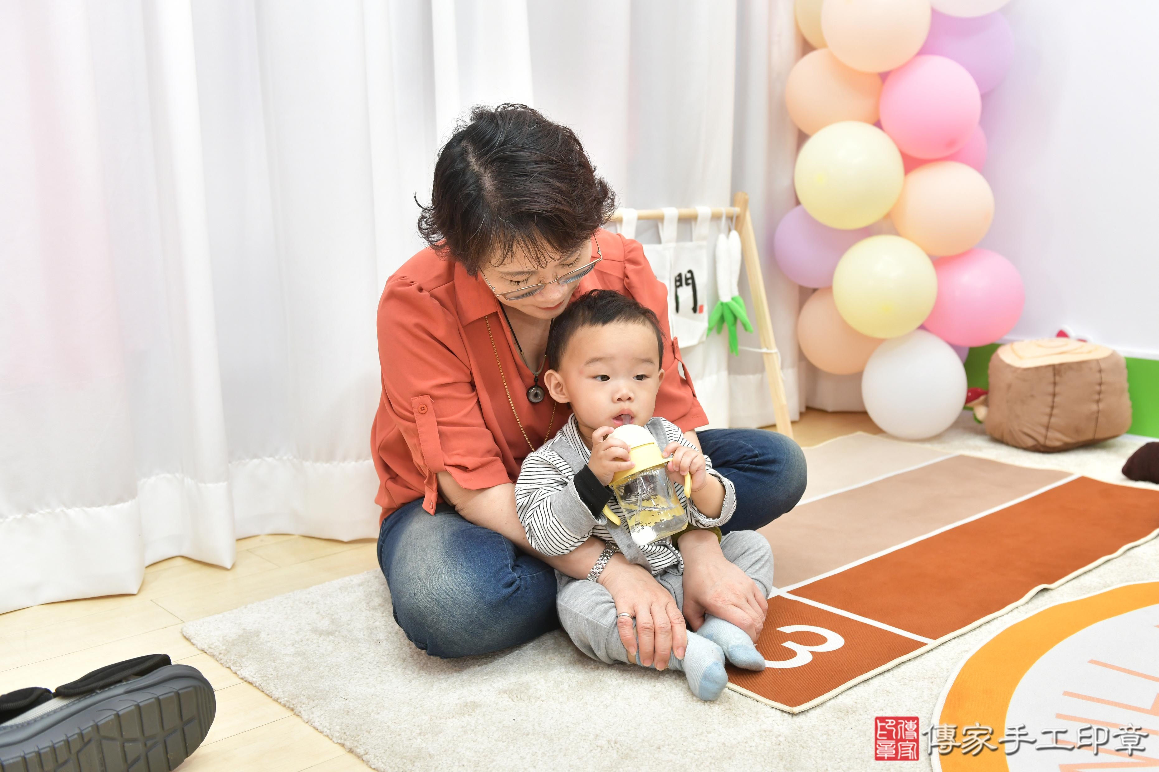 傳家手工印章台中店、抓周、度脺、美式風會場、傳家嬰兒古禮、吉祥話、抓周道具物品24種、拍照。抓周證書。寶寶抓周、滿周歲、生日快樂、祝福