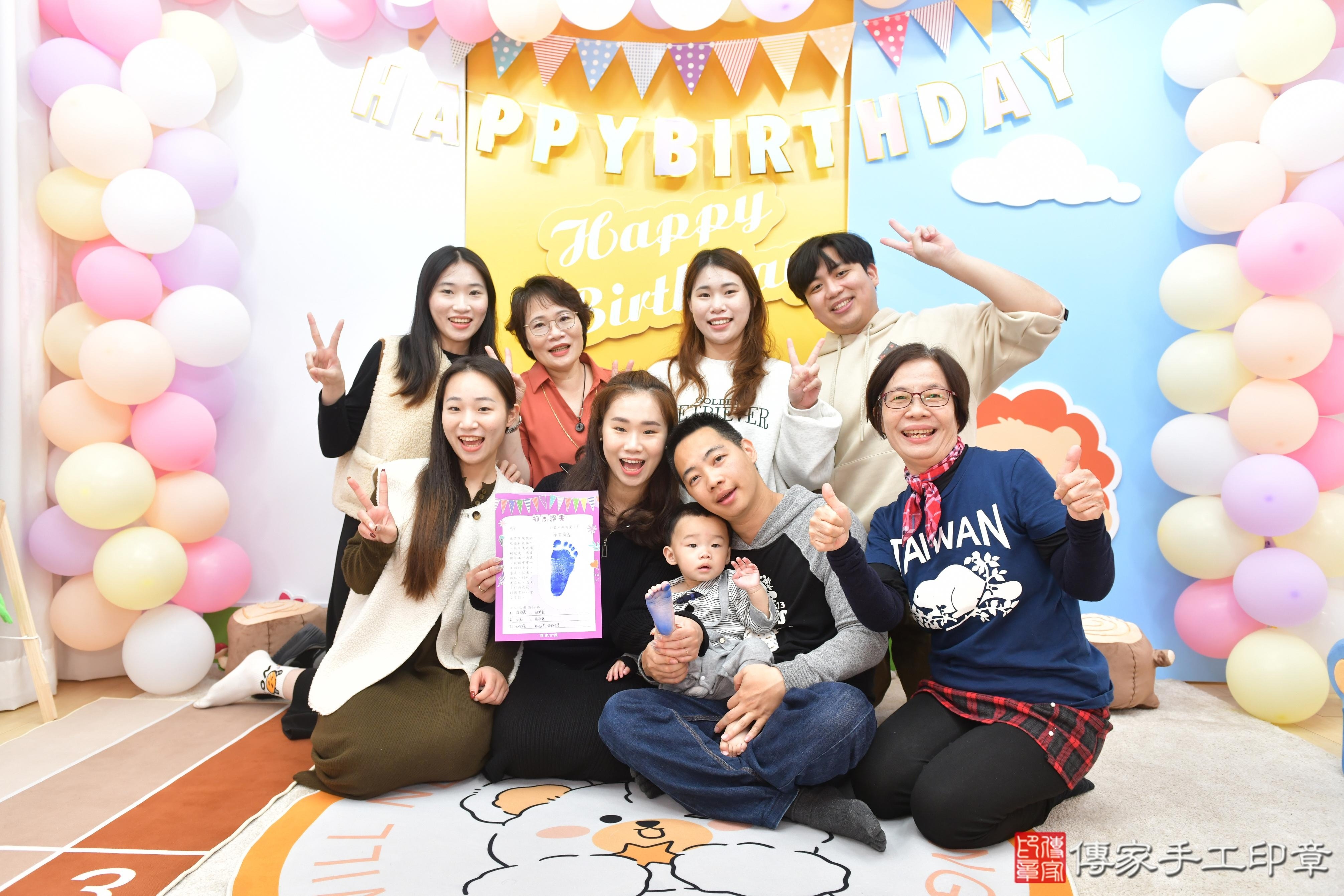 傳家手工印章台中店、抓周、度脺、美式風會場、傳家嬰兒古禮、吉祥話、抓周道具物品24種、拍照。抓周證書。寶寶抓周、滿周歲、生日快樂、祝福