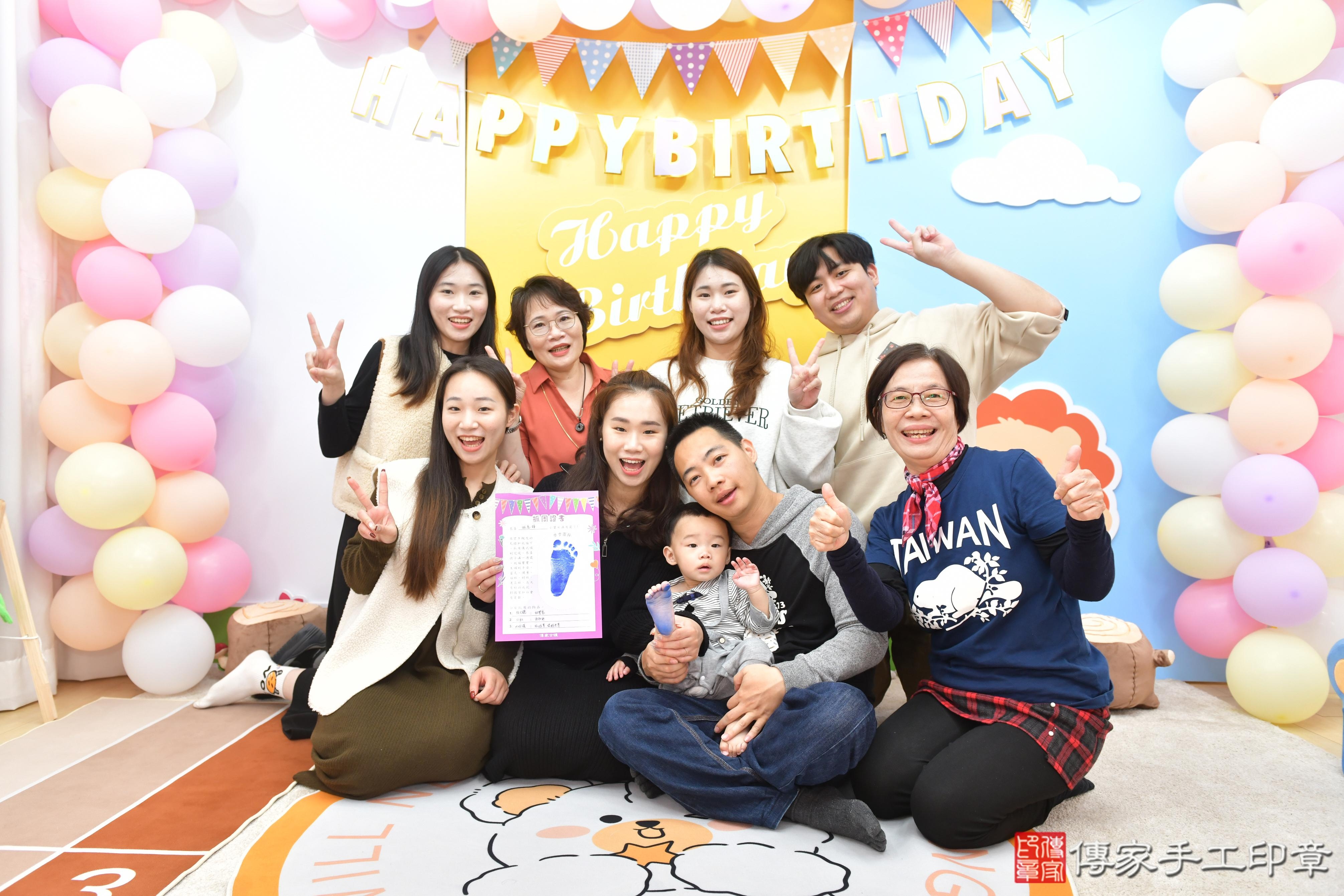 傳家手工印章台中店、抓周、度脺、美式風會場、傳家嬰兒古禮、吉祥話、抓周道具物品24種、拍照。抓周證書。寶寶抓周、滿周歲、生日快樂、祝福