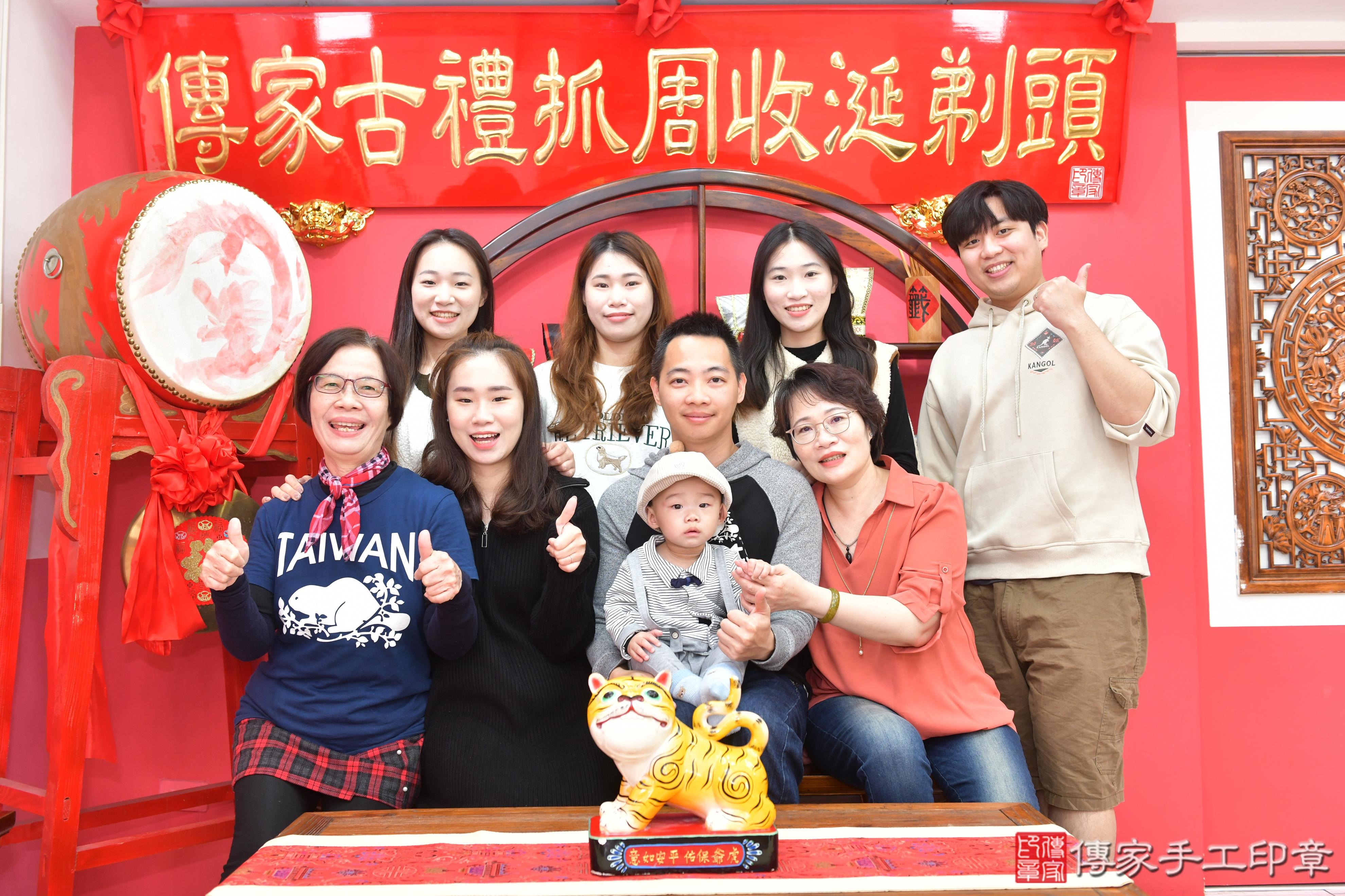 傳家手工印章台中店、抓周、度脺、美式風會場、傳家嬰兒古禮、吉祥話、抓周道具物品24種、拍照。抓周證書。寶寶抓周、滿周歲、生日快樂、祝福