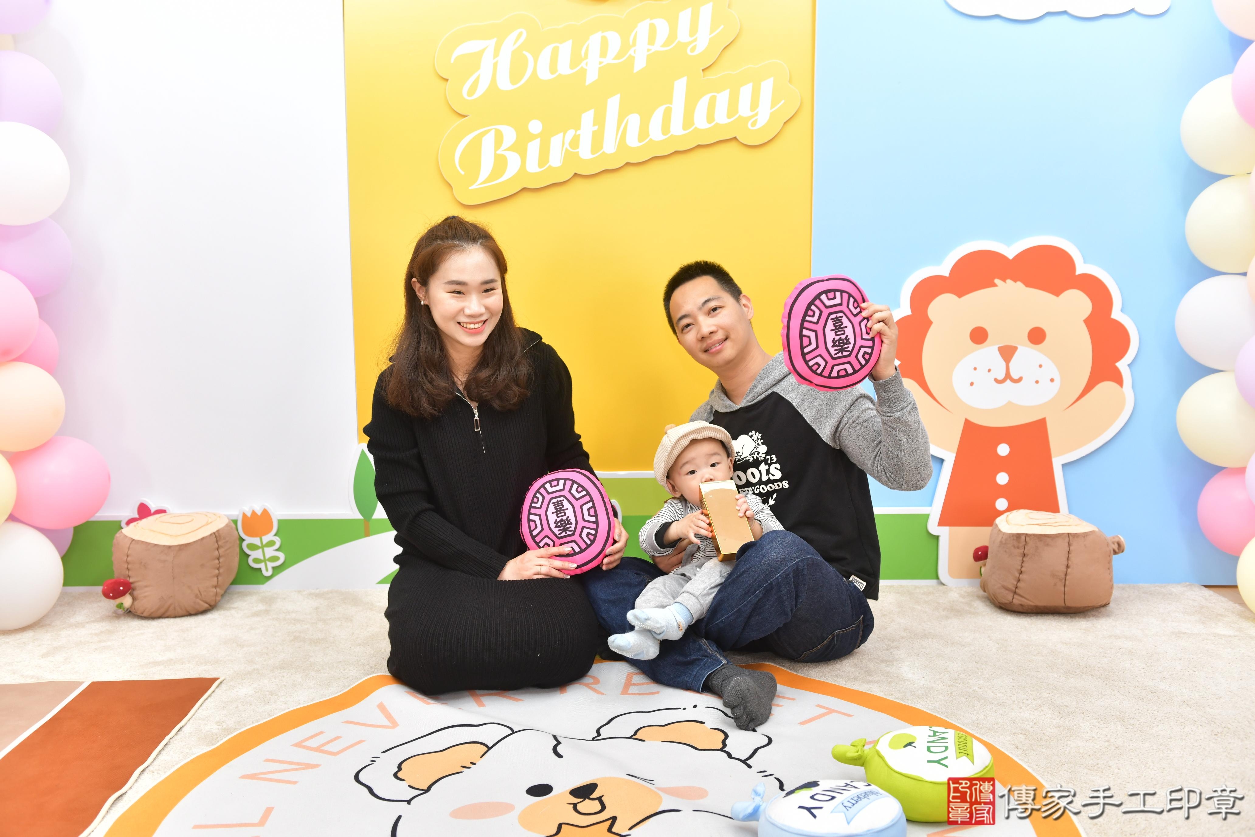 傳家手工印章台中店、抓周、度脺、美式風會場、傳家嬰兒古禮、吉祥話、抓周道具物品24種、拍照。抓周證書。寶寶抓周、滿周歲、生日快樂、祝福