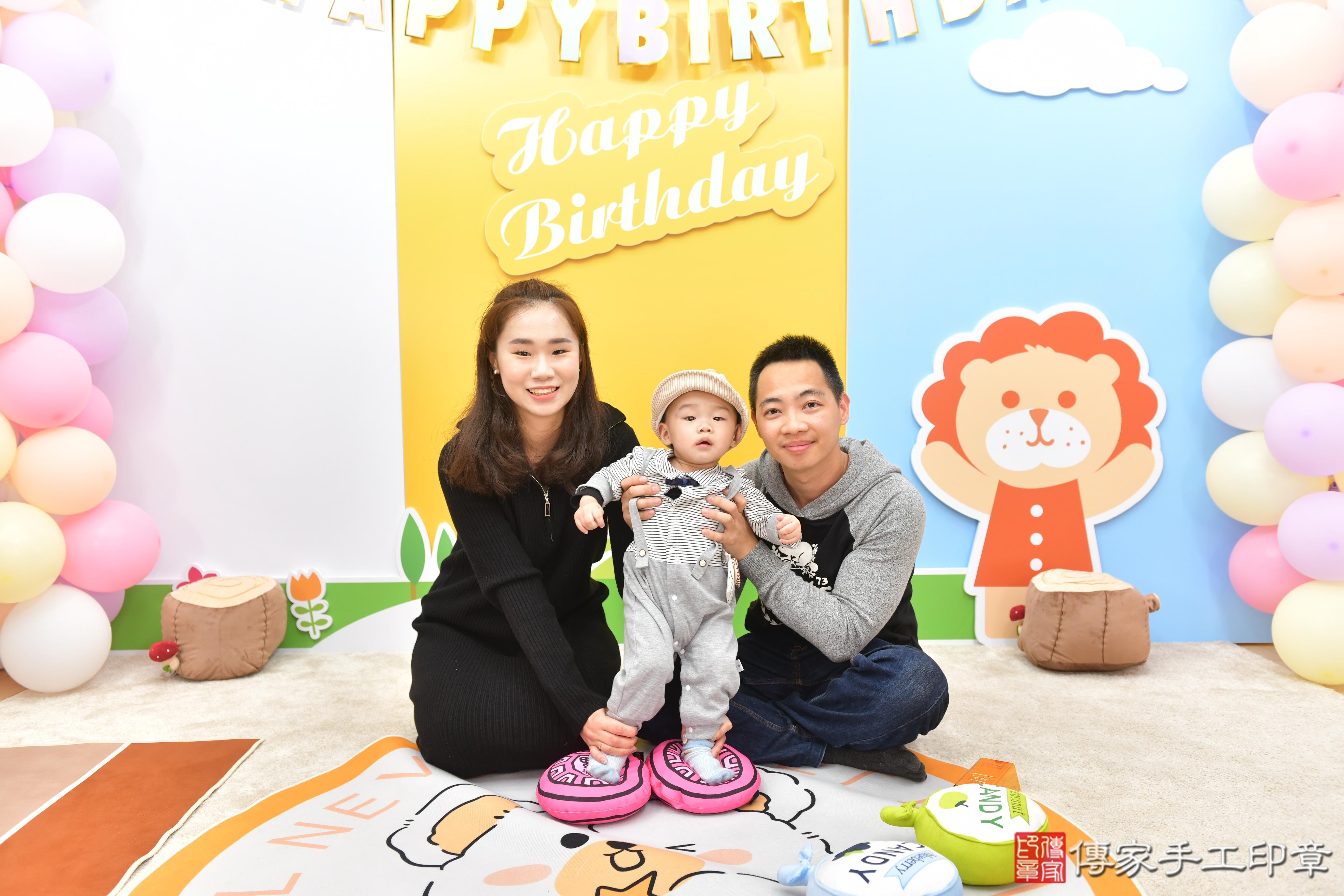 傳家手工印章台中店、抓周、度脺、美式風會場、傳家嬰兒古禮、吉祥話、抓周道具物品24種、拍照。抓周證書。寶寶抓周、滿周歲、生日快樂、祝福