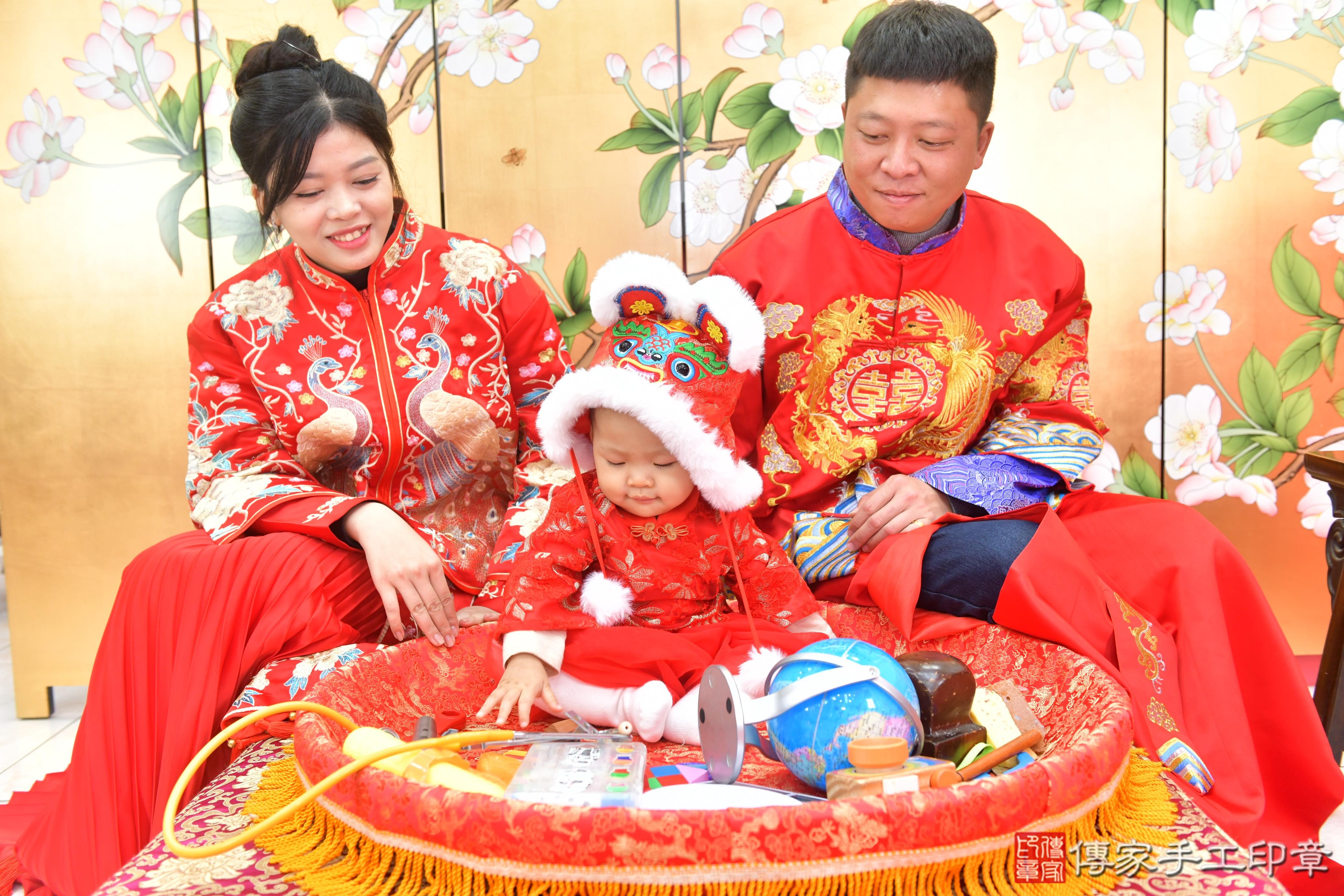 傳家手工印章台中店、抓周、度脺、美式風會場、傳家嬰兒古禮、吉祥話、抓周道具物品24種、拍照。抓周證書。寶寶抓周、滿周歲、生日快樂、祝福 傳家手工印章台中店、抓周、度脺、美式風會場、傳家嬰兒古禮、吉祥話、抓周道具物品24種、拍照。抓周證書。寶寶抓周、滿周歲、生日快樂、祝福