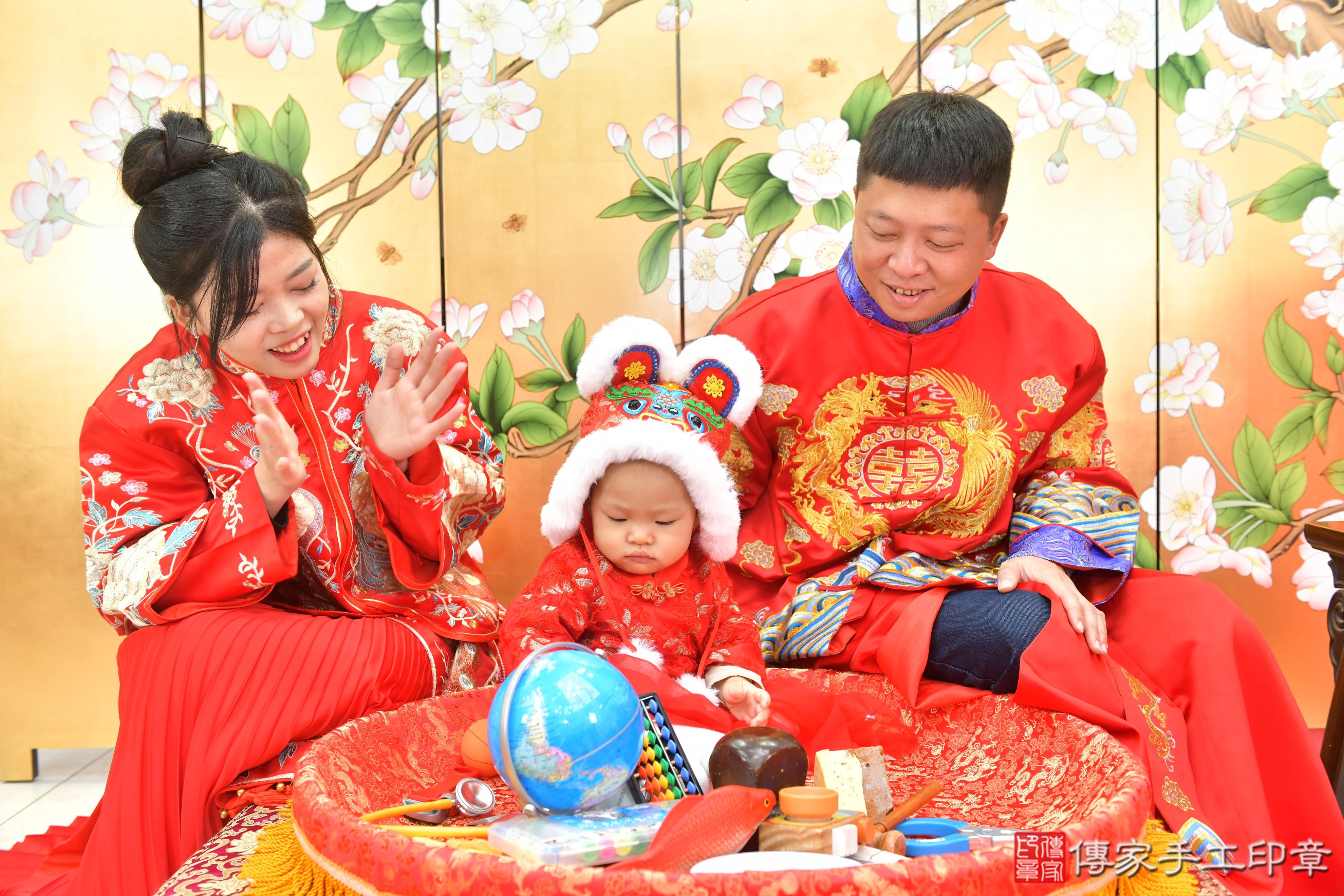 傳家手工印章台中店、抓周、度脺、美式風會場、傳家嬰兒古禮、吉祥話、抓周道具物品24種、拍照。抓周證書。寶寶抓周、滿周歲、生日快樂、祝福 傳家手工印章台中店、抓周、度脺、美式風會場、傳家嬰兒古禮、吉祥話、抓周道具物品24種、拍照。抓周證書。寶寶抓周、滿周歲、生日快樂、祝福