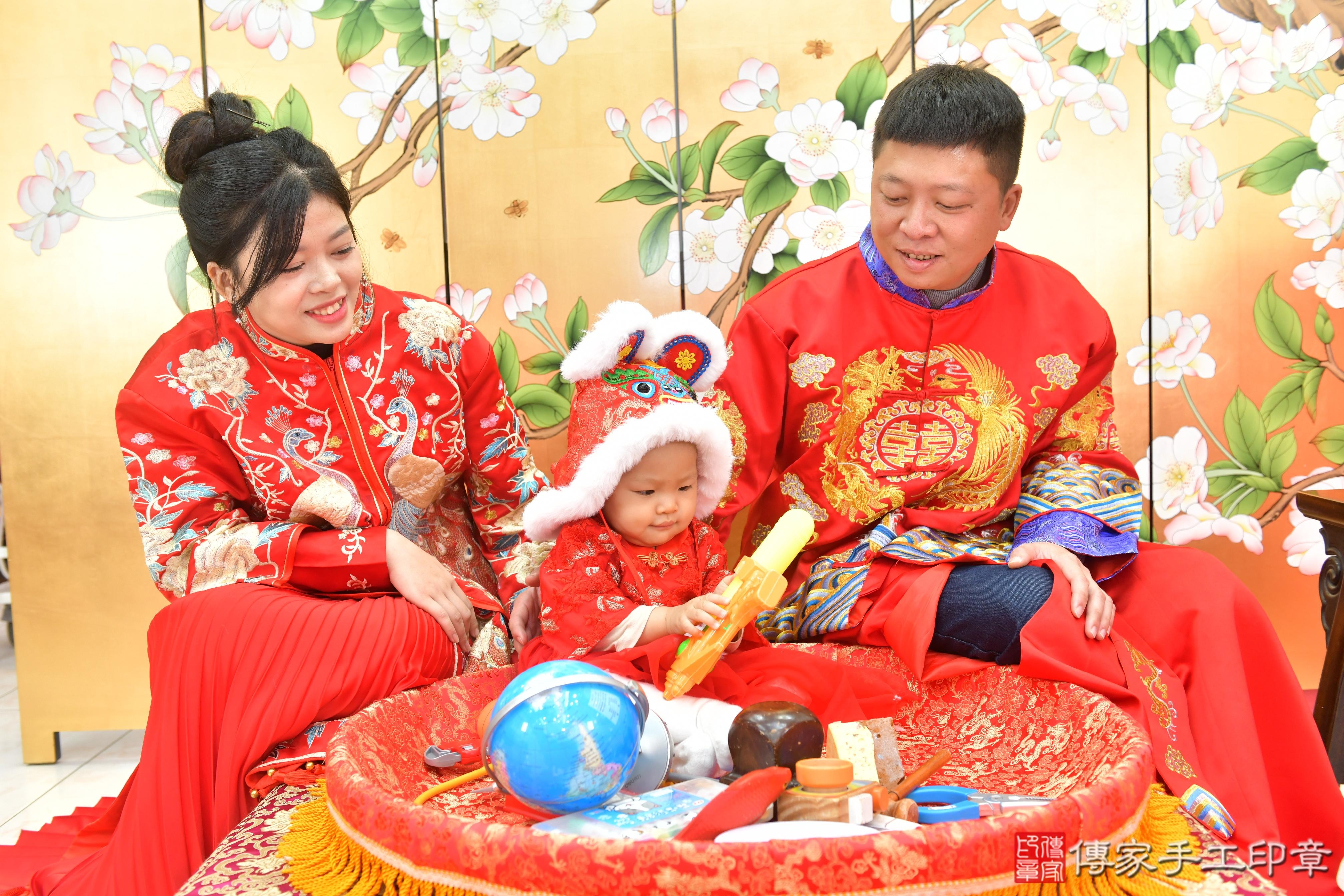 傳家手工印章台中店、抓周、度脺、美式風會場、傳家嬰兒古禮、吉祥話、抓周道具物品24種、拍照。抓周證書。寶寶抓周、滿周歲、生日快樂、祝福 傳家手工印章台中店、抓周、度脺、美式風會場、傳家嬰兒古禮、吉祥話、抓周道具物品24種、拍照。抓周證書。寶寶抓周、滿周歲、生日快樂、祝福