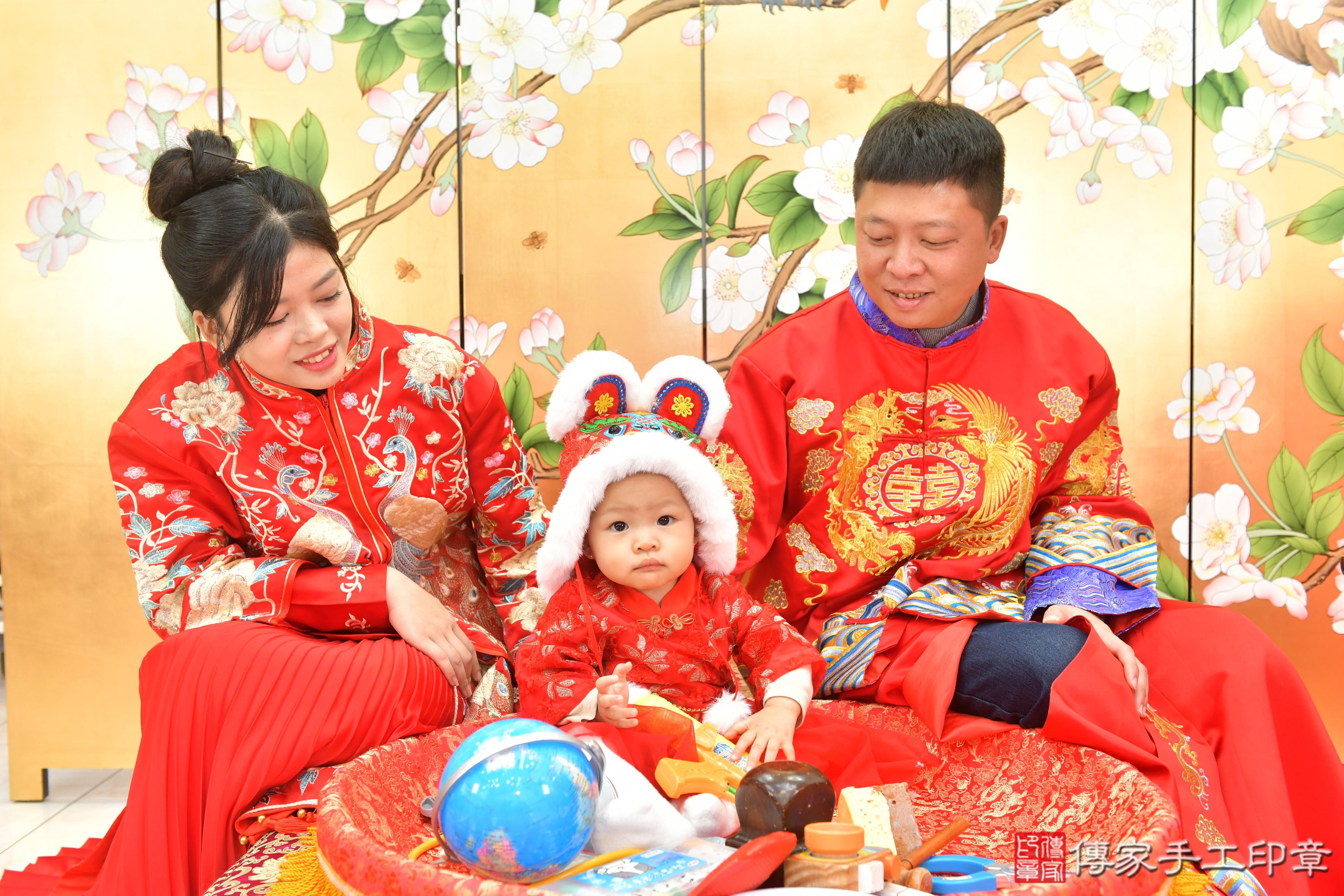 傳家手工印章台中店、抓周、度脺、美式風會場、傳家嬰兒古禮、吉祥話、抓周道具物品24種、拍照。抓周證書。寶寶抓周、滿周歲、生日快樂、祝福 傳家手工印章台中店、抓周、度脺、美式風會場、傳家嬰兒古禮、吉祥話、抓周道具物品24種、拍照。抓周證書。寶寶抓周、滿周歲、生日快樂、祝福