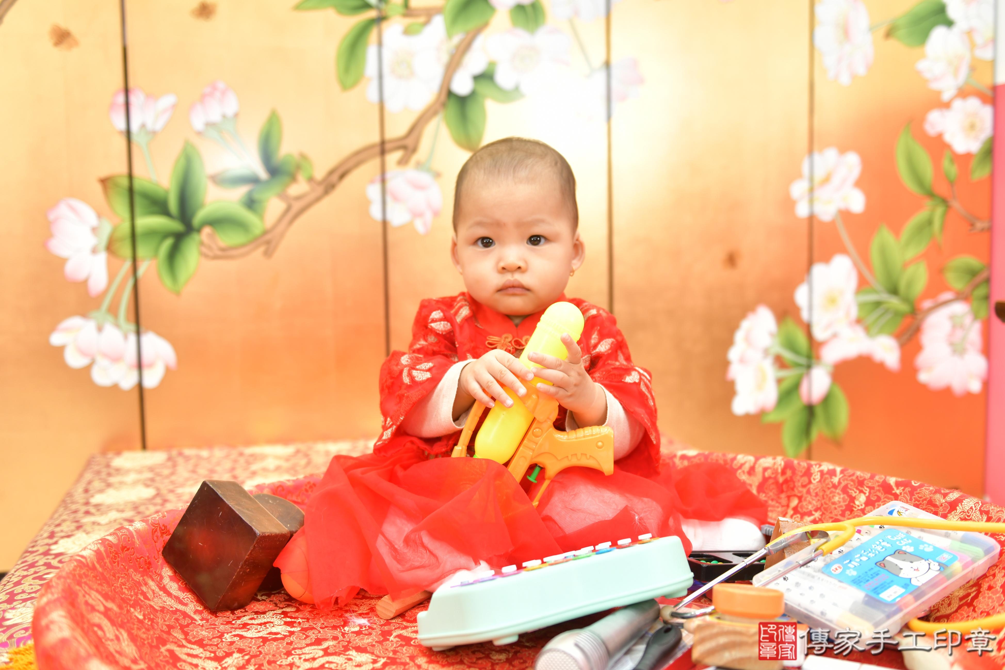 傳家手工印章台中店、抓周、度脺、美式風會場、傳家嬰兒古禮、吉祥話、抓周道具物品24種、拍照。抓周證書。寶寶抓周、滿周歲、生日快樂、祝福 傳家手工印章台中店、抓周、度脺、美式風會場、傳家嬰兒古禮、吉祥話、抓周道具物品24種、拍照。抓周證書。寶寶抓周、滿周歲、生日快樂、祝福