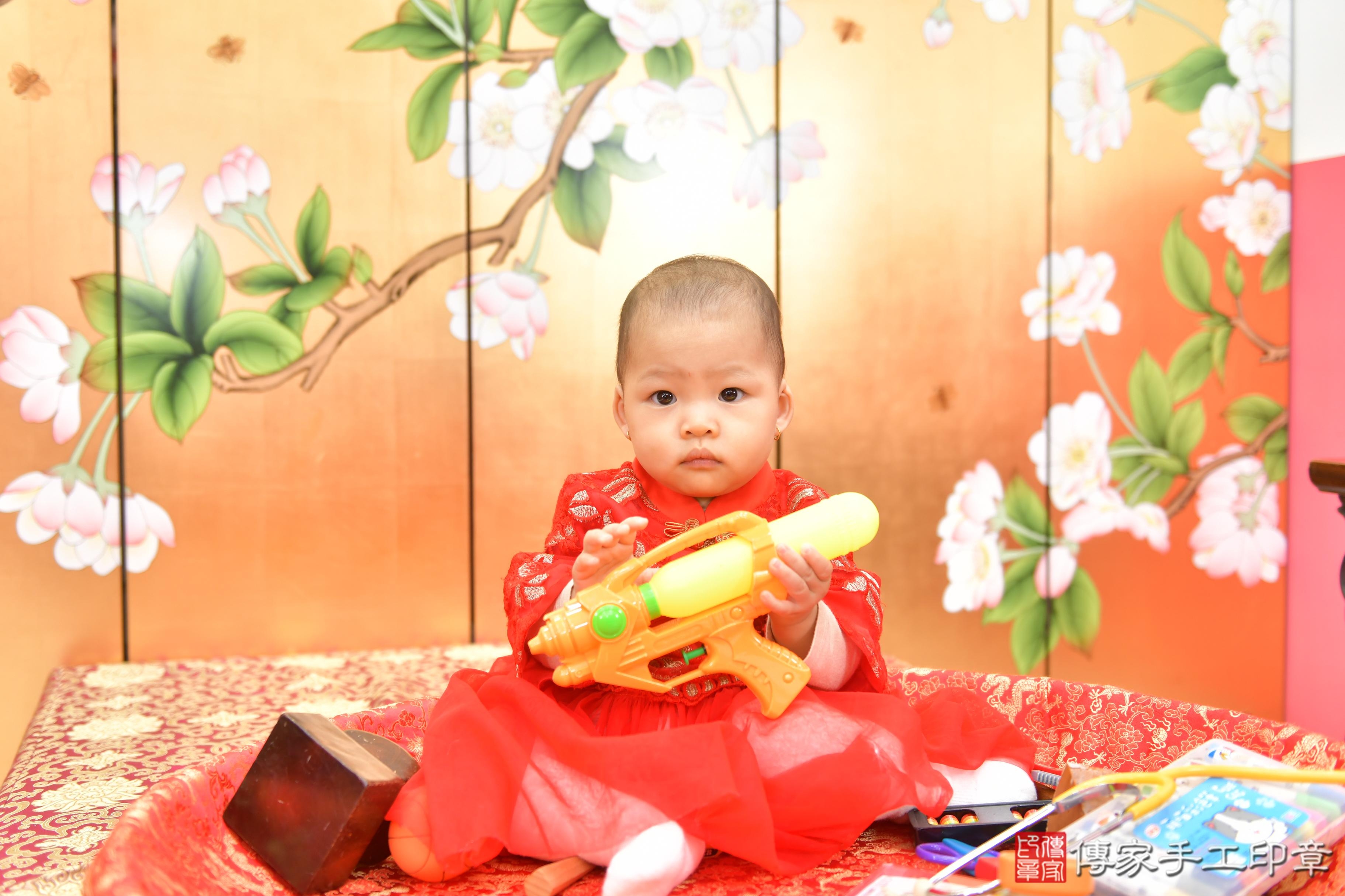 傳家手工印章台中店、抓周、度脺、美式風會場、傳家嬰兒古禮、吉祥話、抓周道具物品24種、拍照。抓周證書。寶寶抓周、滿周歲、生日快樂、祝福 傳家手工印章台中店、抓周、度脺、美式風會場、傳家嬰兒古禮、吉祥話、抓周道具物品24種、拍照。抓周證書。寶寶抓周、滿周歲、生日快樂、祝福