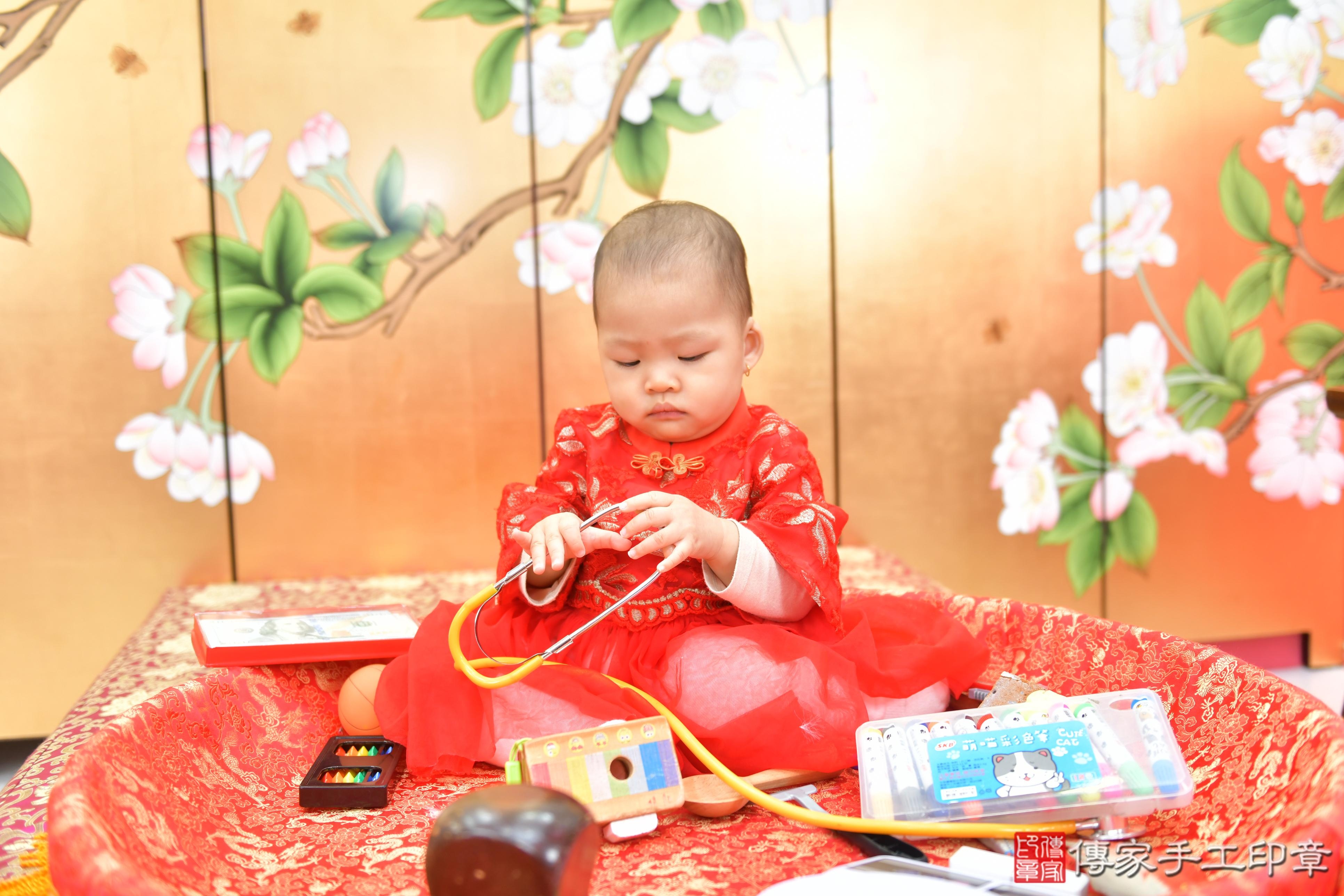 傳家手工印章台中店、抓周、度脺、美式風會場、傳家嬰兒古禮、吉祥話、抓周道具物品24種、拍照。抓周證書。寶寶抓周、滿周歲、生日快樂、祝福 傳家手工印章台中店、抓周、度脺、美式風會場、傳家嬰兒古禮、吉祥話、抓周道具物品24種、拍照。抓周證書。寶寶抓周、滿周歲、生日快樂、祝福