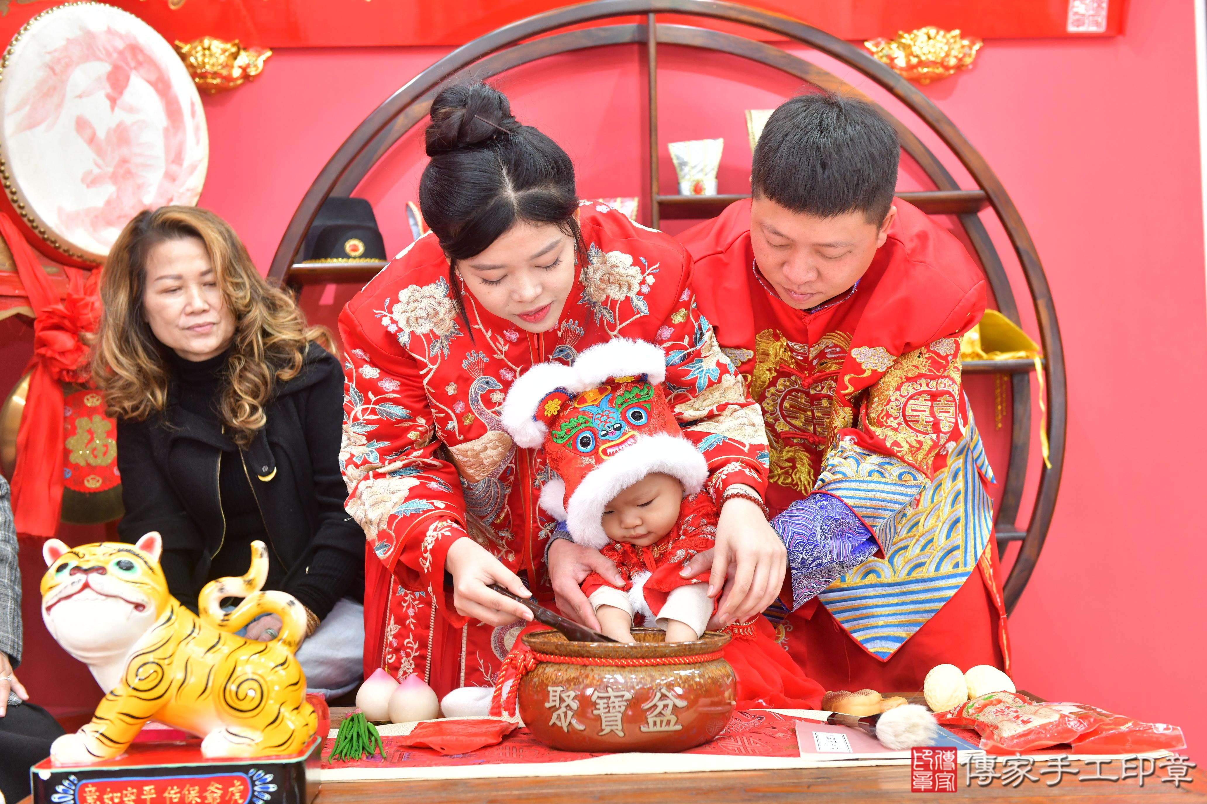 傳家手工印章台中店、抓周、度脺、美式風會場、傳家嬰兒古禮、吉祥話、抓周道具物品24種、拍照。抓周證書。寶寶抓周、滿周歲、生日快樂、祝福 傳家手工印章台中店、抓周、度脺、美式風會場、傳家嬰兒古禮、吉祥話、抓周道具物品24種、拍照。抓周證書。寶寶抓周、滿周歲、生日快樂、祝福