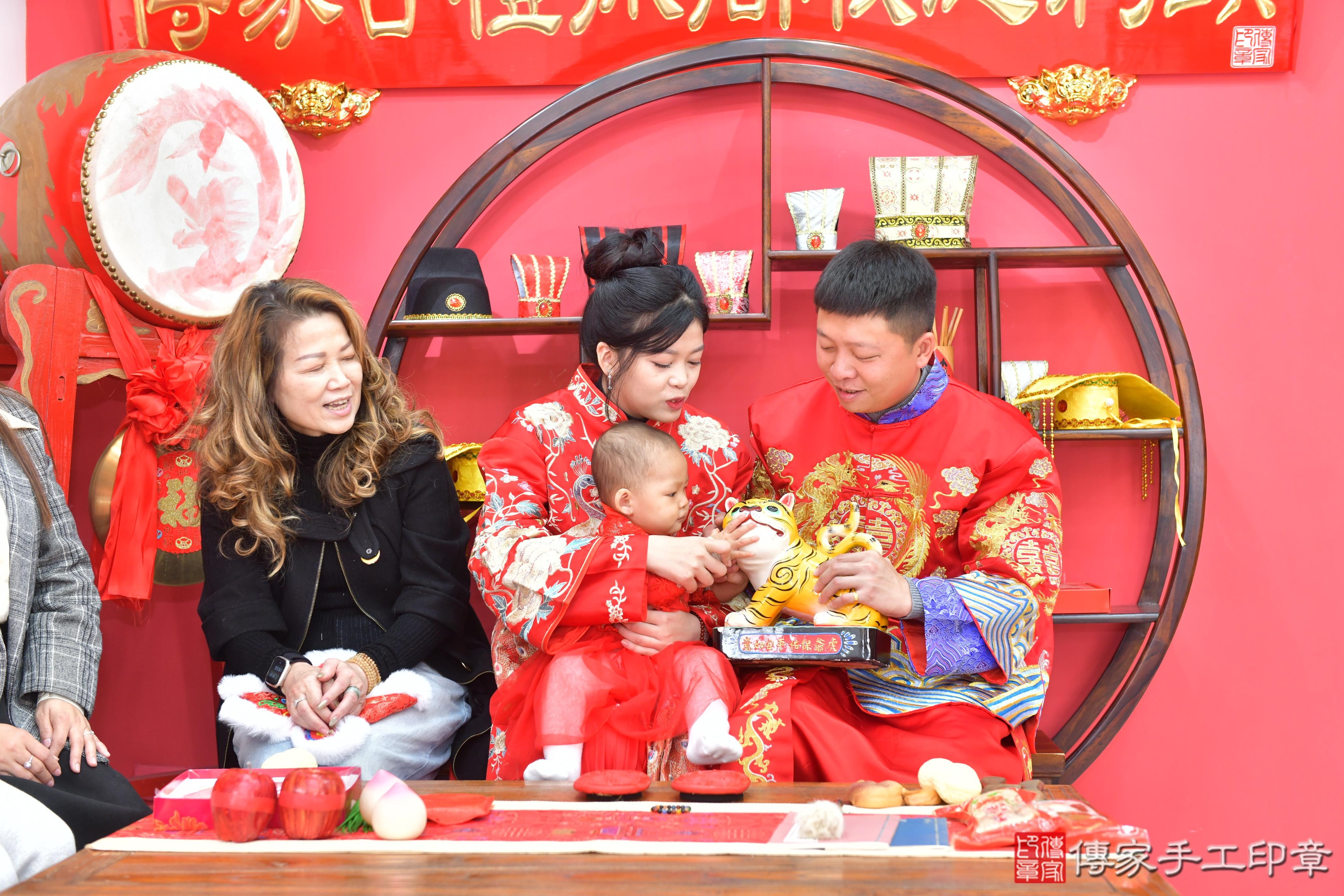 傳家手工印章台中店、抓周、度脺、美式風會場、傳家嬰兒古禮、吉祥話、抓周道具物品24種、拍照。抓周證書。寶寶抓周、滿周歲、生日快樂、祝福 傳家手工印章台中店、抓周、度脺、美式風會場、傳家嬰兒古禮、吉祥話、抓周道具物品24種、拍照。抓周證書。寶寶抓周、滿周歲、生日快樂、祝福