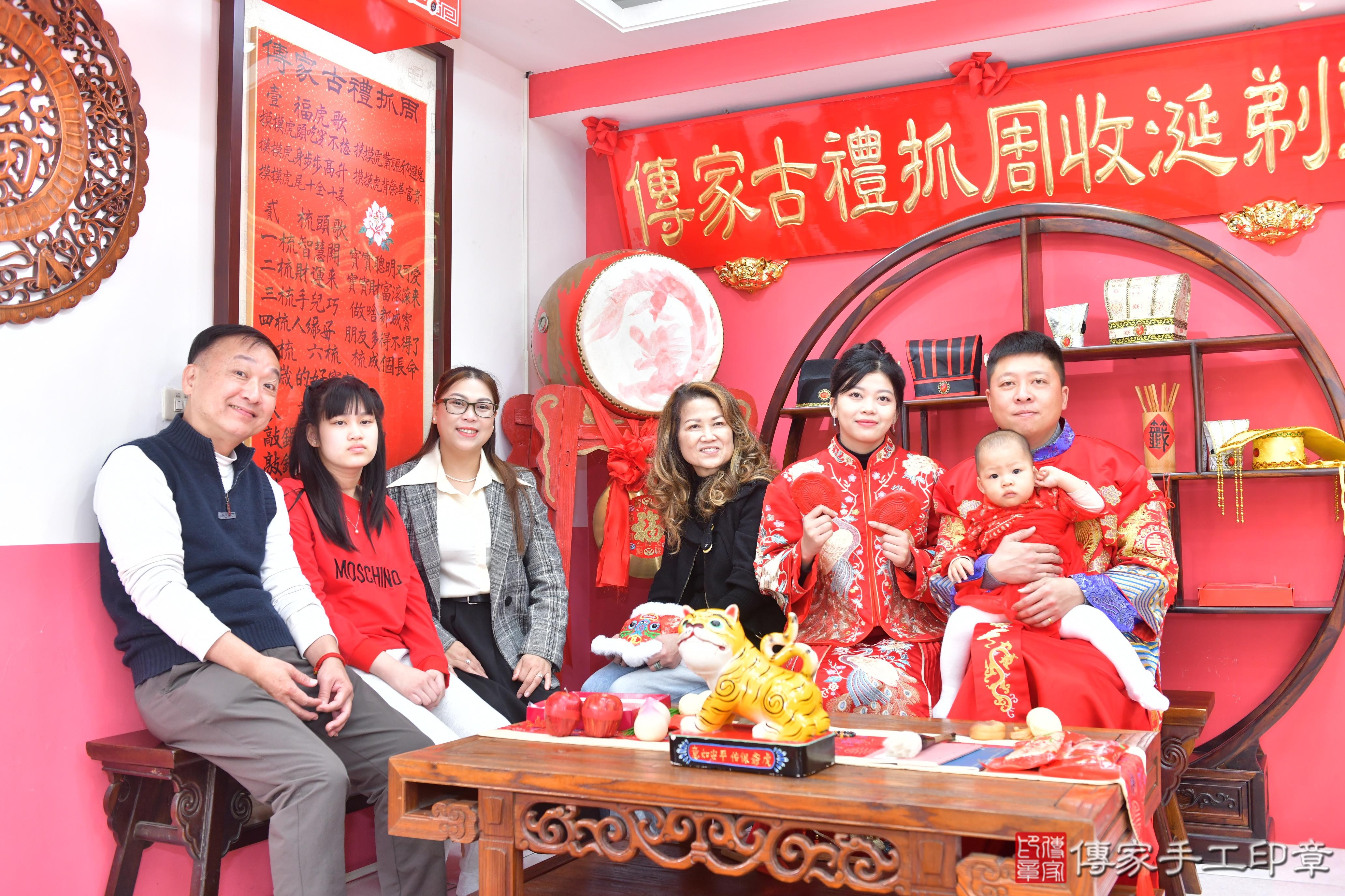 傳家手工印章台中店、抓周、度脺、美式風會場、傳家嬰兒古禮、吉祥話、抓周道具物品24種、拍照。抓周證書。寶寶抓周、滿周歲、生日快樂、祝福 傳家手工印章台中店、抓周、度脺、美式風會場、傳家嬰兒古禮、吉祥話、抓周道具物品24種、拍照。抓周證書。寶寶抓周、滿周歲、生日快樂、祝福