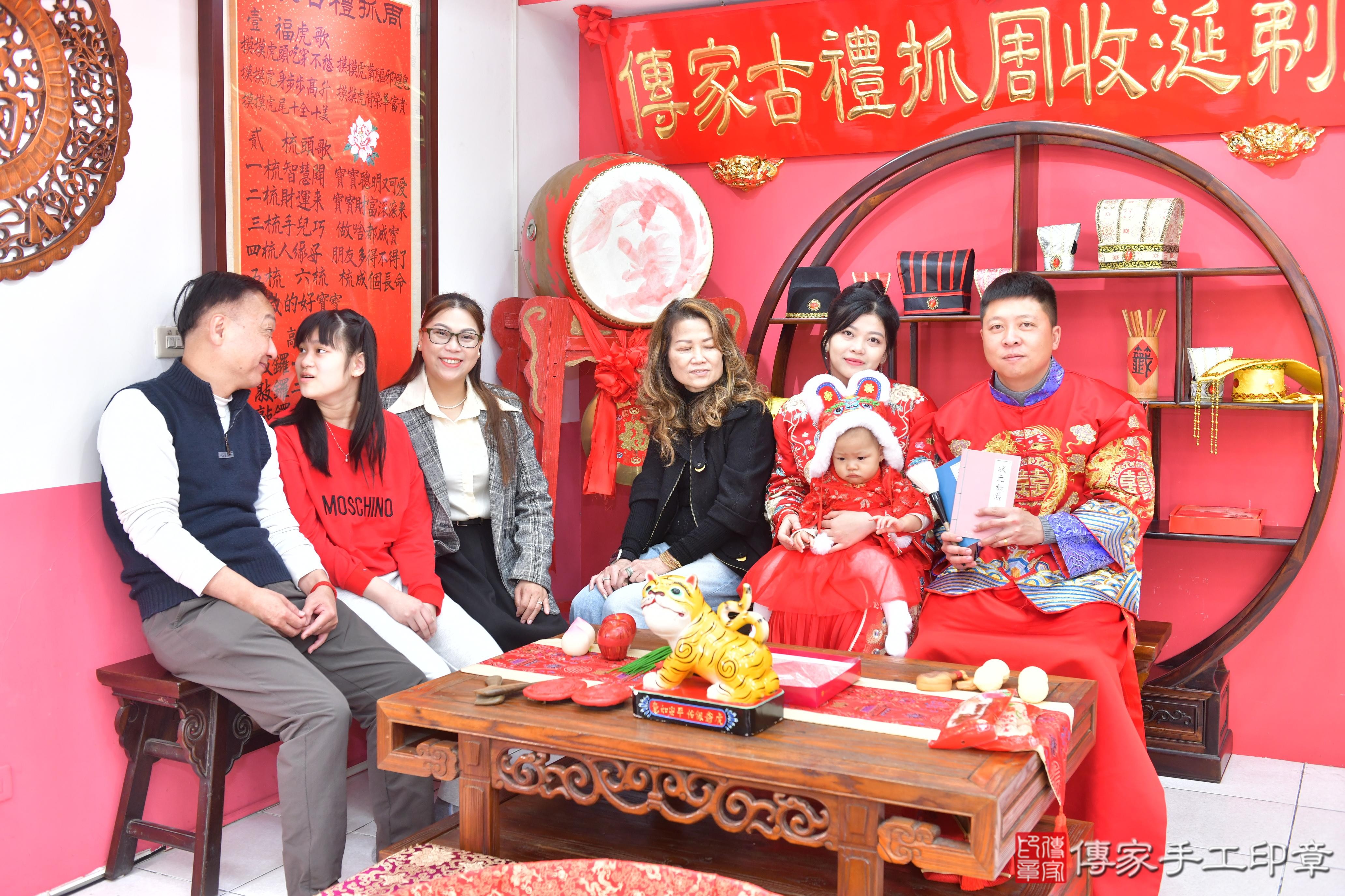 傳家手工印章台中店、抓周、度脺、美式風會場、傳家嬰兒古禮、吉祥話、抓周道具物品24種、拍照。抓周證書。寶寶抓周、滿周歲、生日快樂、祝福 傳家手工印章台中店、抓周、度脺、美式風會場、傳家嬰兒古禮、吉祥話、抓周道具物品24種、拍照。抓周證書。寶寶抓周、滿周歲、生日快樂、祝福