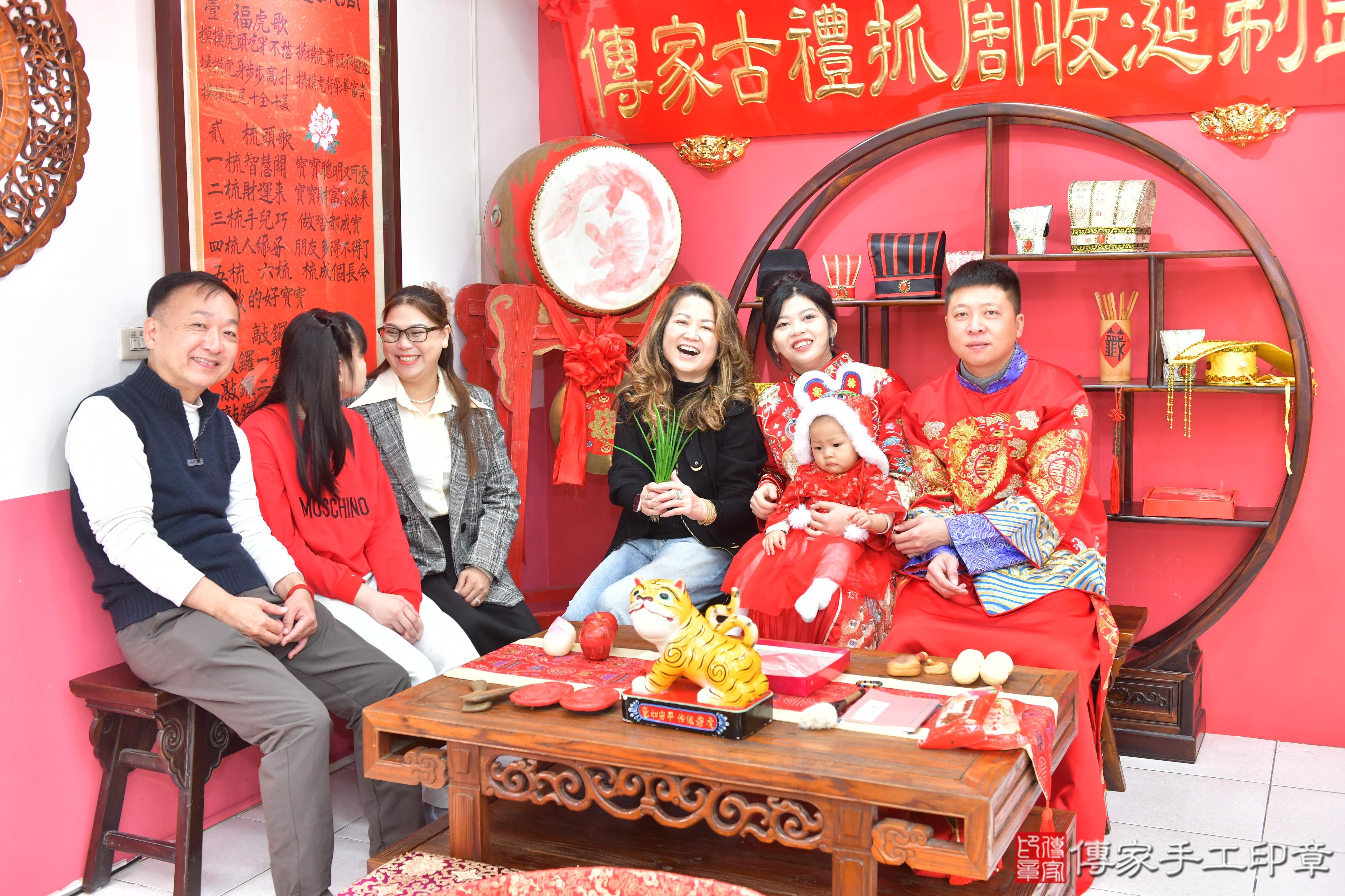 傳家手工印章台中店、抓周、度脺、美式風會場、傳家嬰兒古禮、吉祥話、抓周道具物品24種、拍照。抓周證書。寶寶抓周、滿周歲、生日快樂、祝福 傳家手工印章台中店、抓周、度脺、美式風會場、傳家嬰兒古禮、吉祥話、抓周道具物品24種、拍照。抓周證書。寶寶抓周、滿周歲、生日快樂、祝福