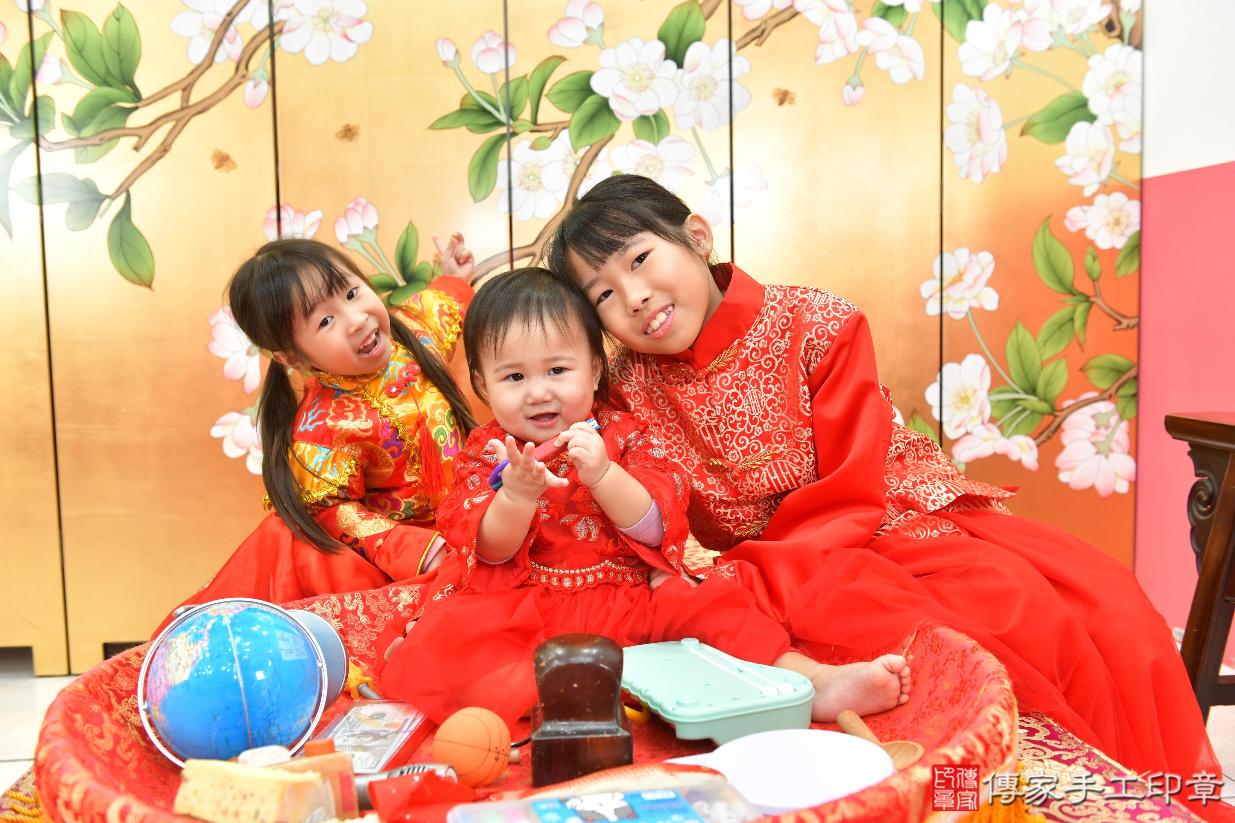 傳家手工印章台中店、抓周、度脺、美式風會場、傳家嬰兒古禮、吉祥話、抓周道具物品24種、拍照。抓周證書。寶寶抓周、滿周歲、生日快樂、祝福