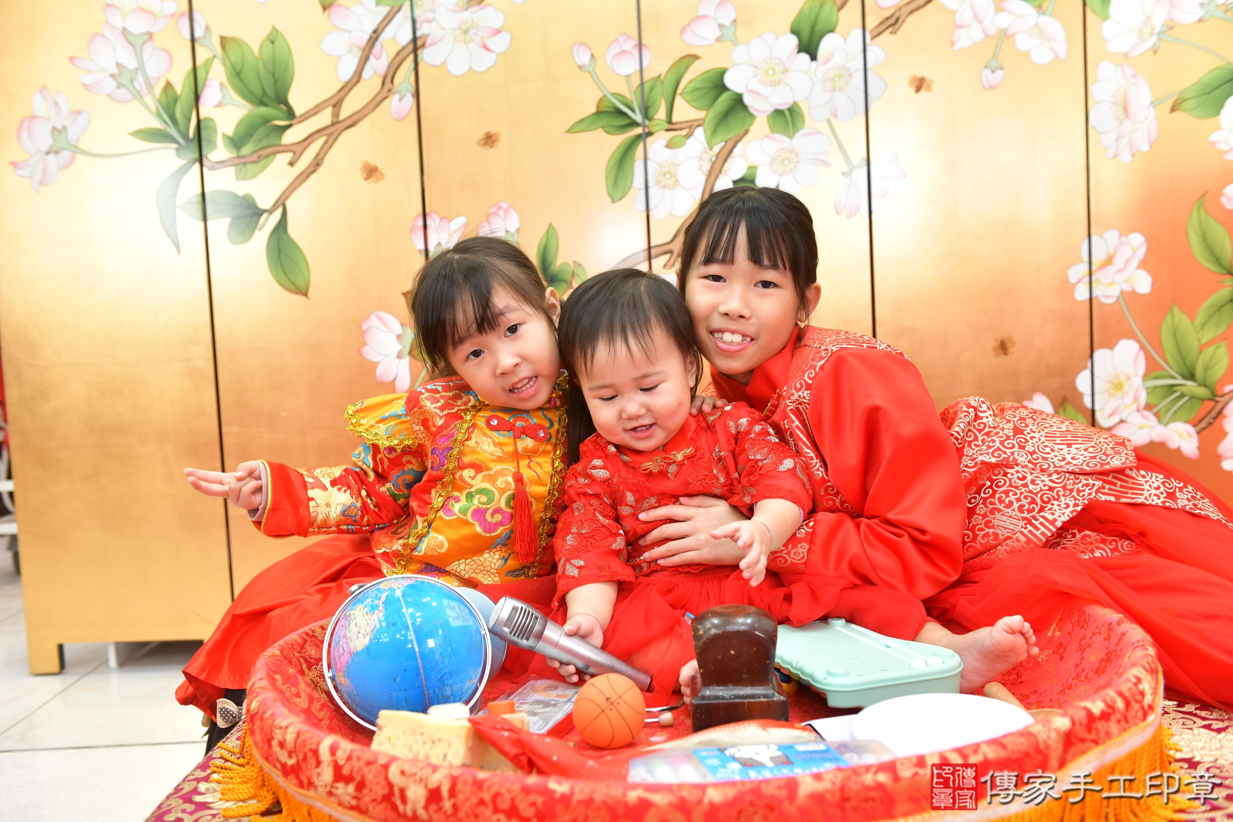 傳家手工印章台中店、抓周、度脺、美式風會場、傳家嬰兒古禮、吉祥話、抓周道具物品24種、拍照。抓周證書。寶寶抓周、滿周歲、生日快樂、祝福