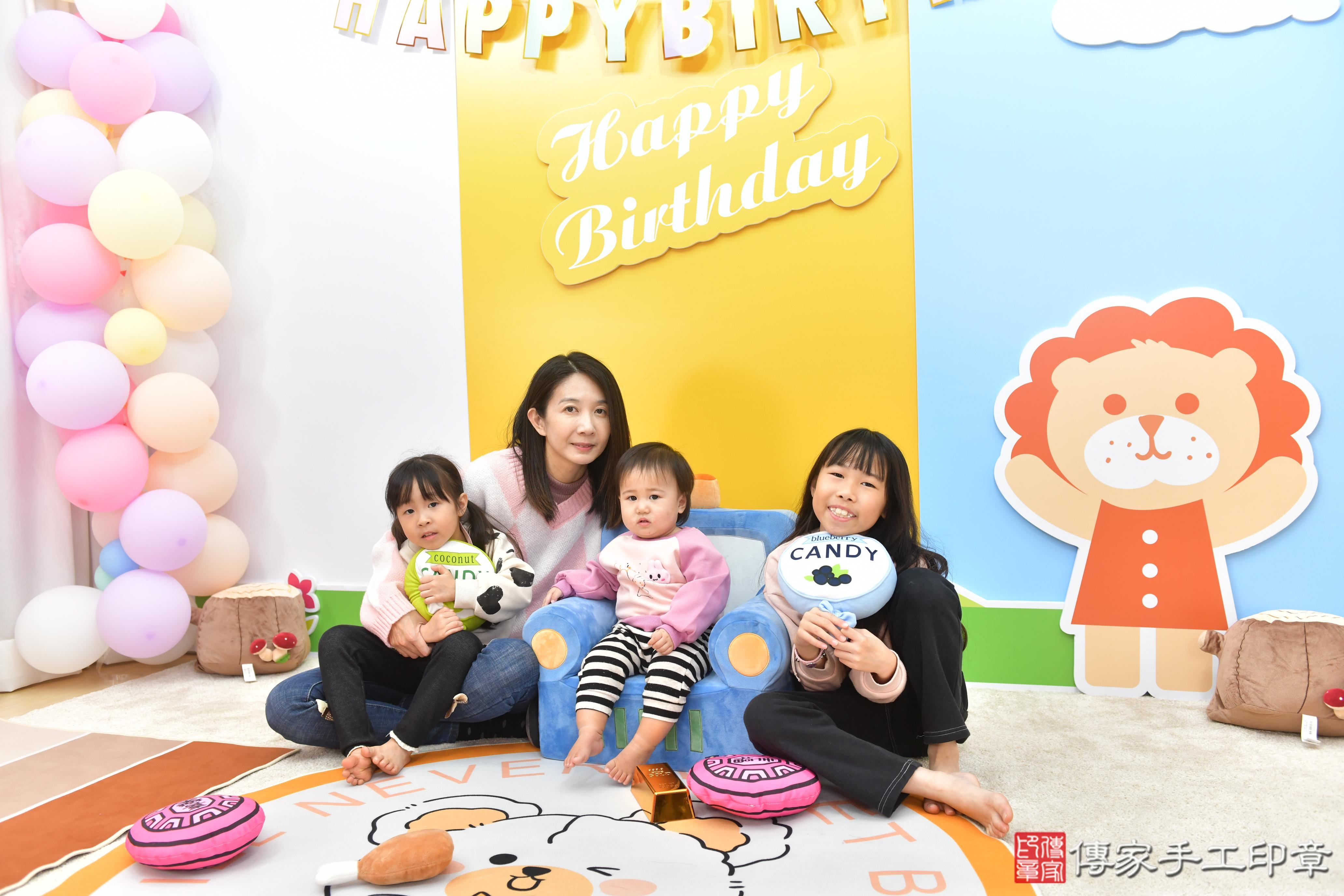 傳家手工印章台中店、抓周、度脺、美式風會場、傳家嬰兒古禮、吉祥話、抓周道具物品24種、拍照。抓周證書。寶寶抓周、滿周歲、生日快樂、祝福