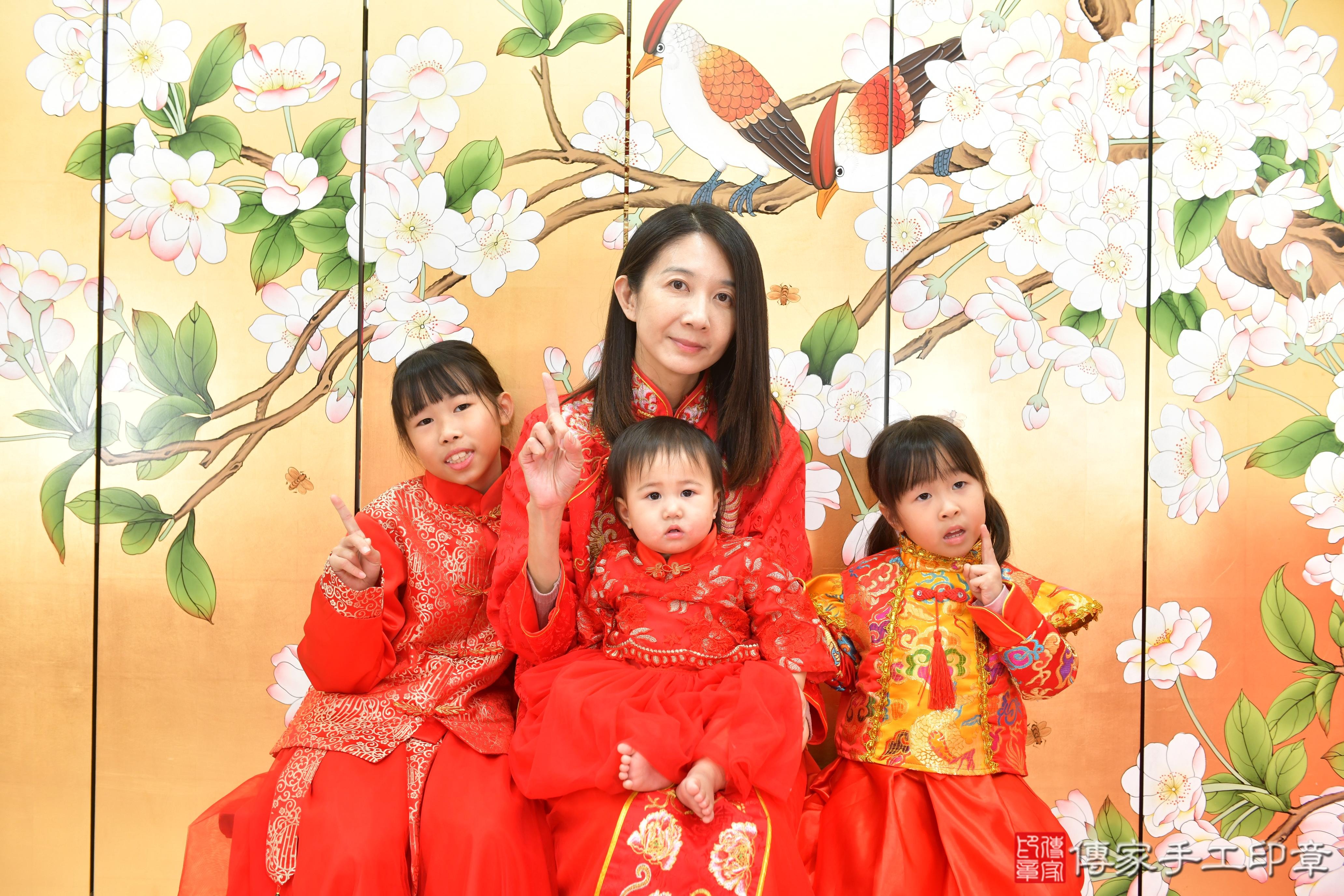 傳家手工印章台中店、抓周、度脺、美式風會場、傳家嬰兒古禮、吉祥話、抓周道具物品24種、拍照。抓周證書。寶寶抓周、滿周歲、生日快樂、祝福