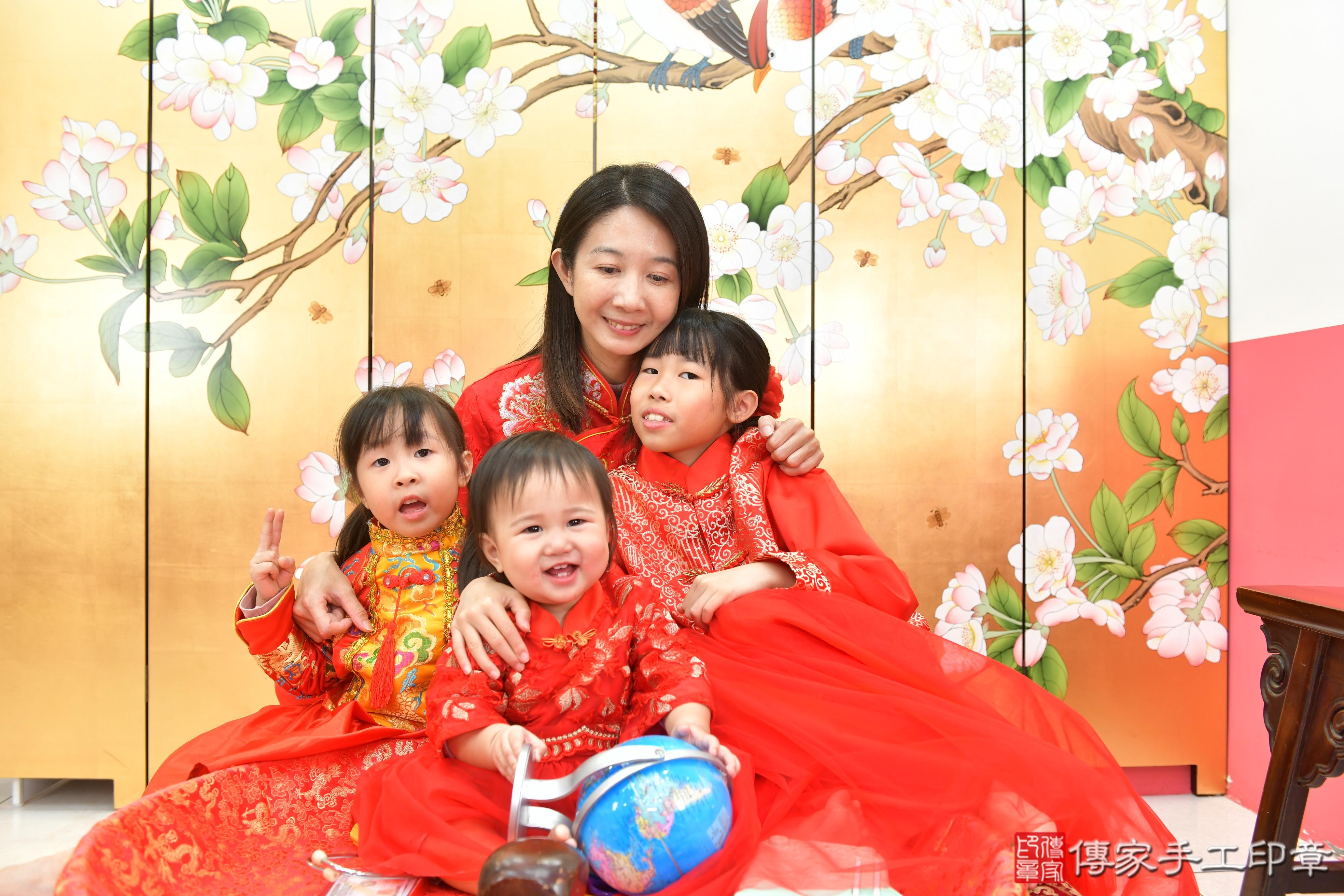 傳家手工印章台中店、抓周、度脺、美式風會場、傳家嬰兒古禮、吉祥話、抓周道具物品24種、拍照。抓周證書。寶寶抓周、滿周歲、生日快樂、祝福