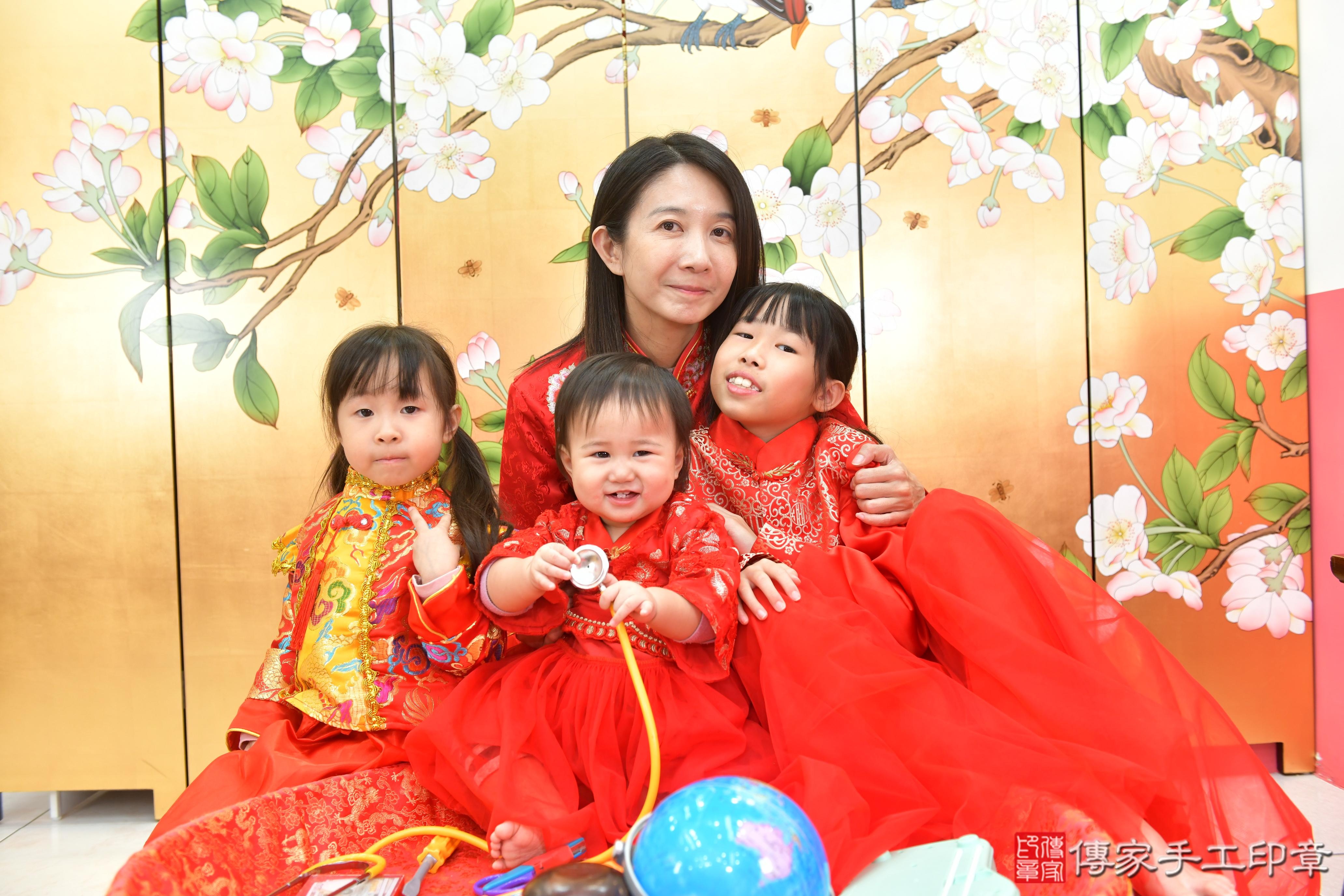 傳家手工印章台中店、抓周、度脺、美式風會場、傳家嬰兒古禮、吉祥話、抓周道具物品24種、拍照。抓周證書。寶寶抓周、滿周歲、生日快樂、祝福