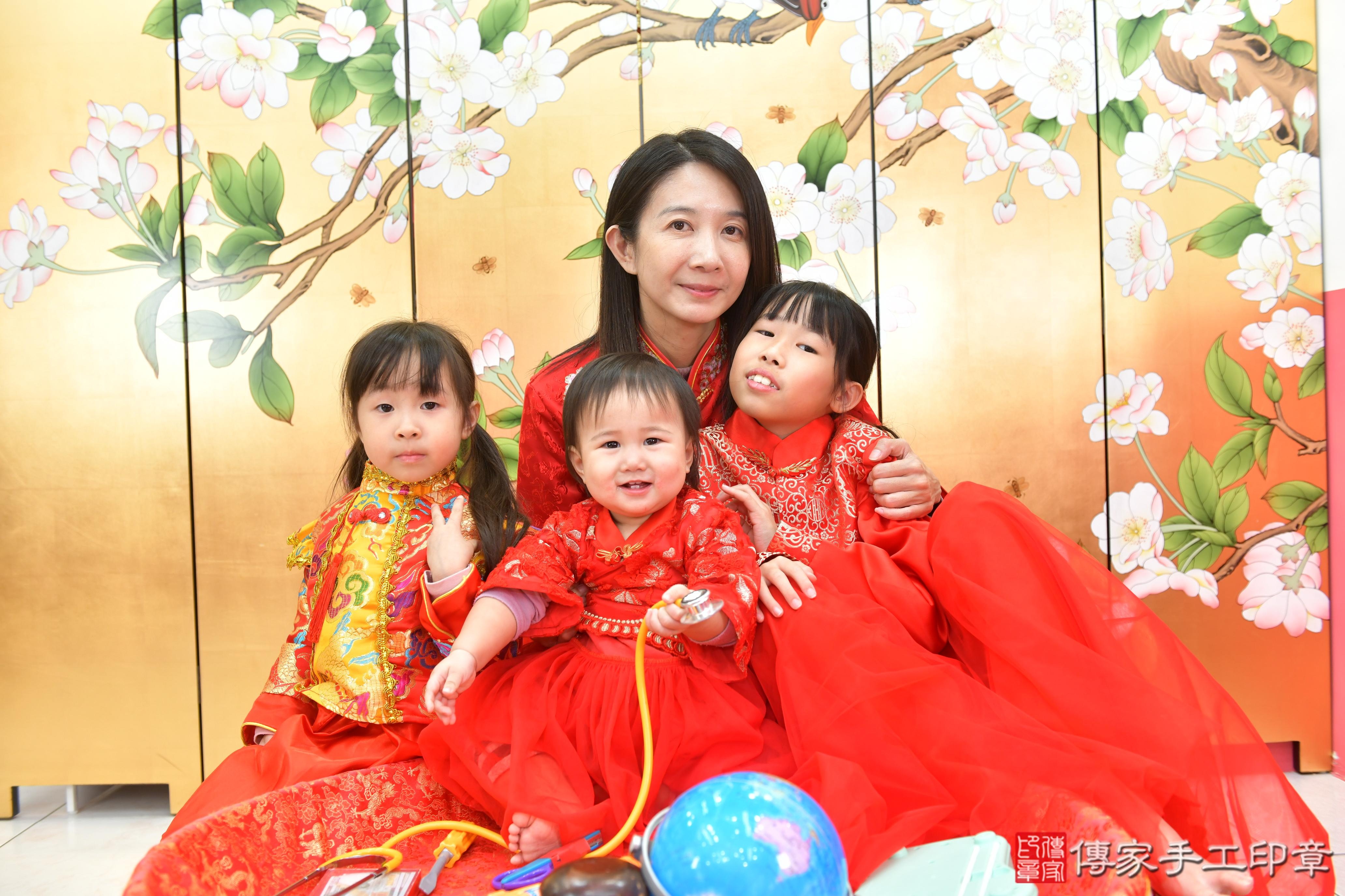 傳家手工印章台中店、抓周、度脺、美式風會場、傳家嬰兒古禮、吉祥話、抓周道具物品24種、拍照。抓周證書。寶寶抓周、滿周歲、生日快樂、祝福