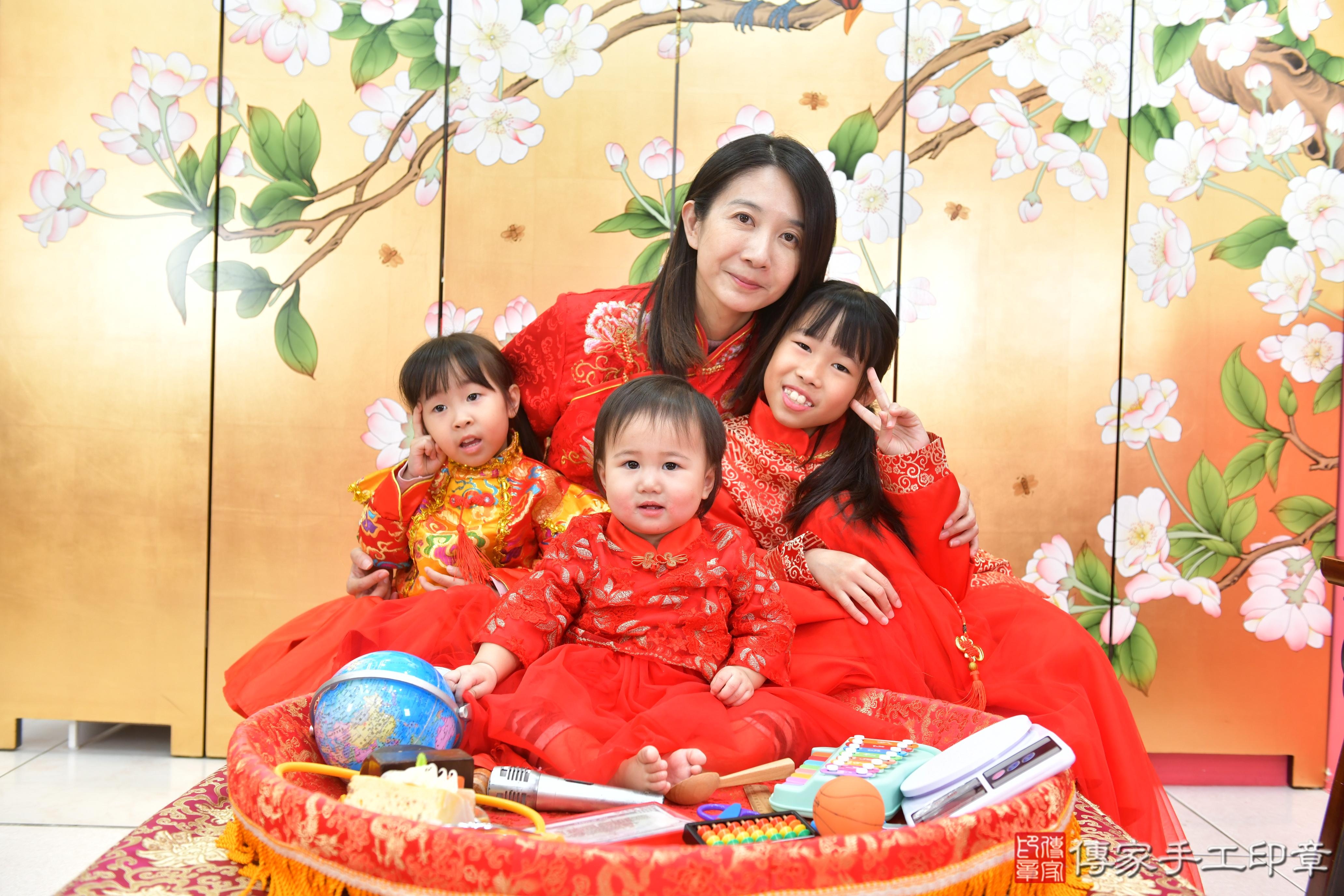 傳家手工印章台中店、抓周、度脺、美式風會場、傳家嬰兒古禮、吉祥話、抓周道具物品24種、拍照。抓周證書。寶寶抓周、滿周歲、生日快樂、祝福