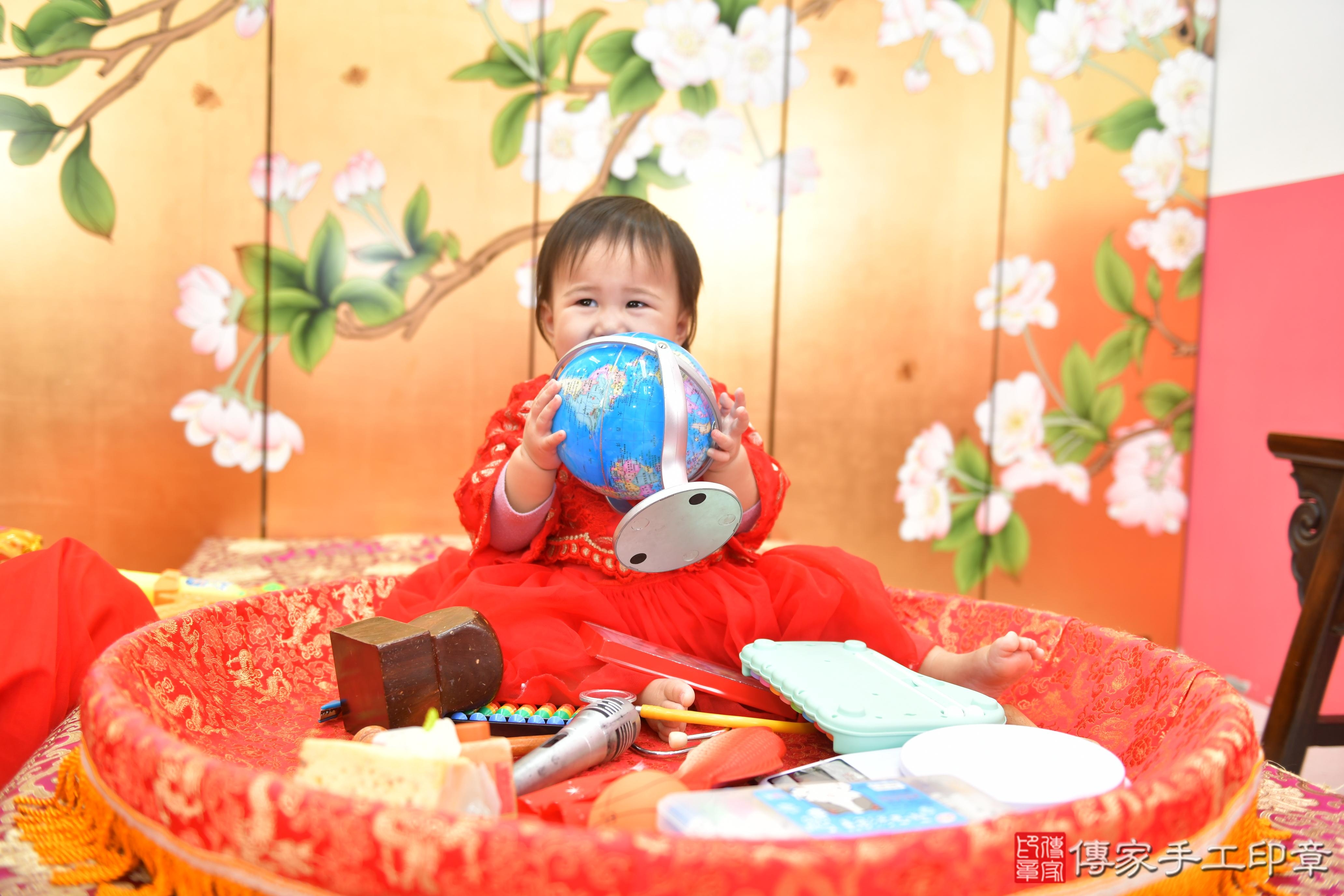 傳家手工印章台中店、抓周、度脺、美式風會場、傳家嬰兒古禮、吉祥話、抓周道具物品24種、拍照。抓周證書。寶寶抓周、滿周歲、生日快樂、祝福
