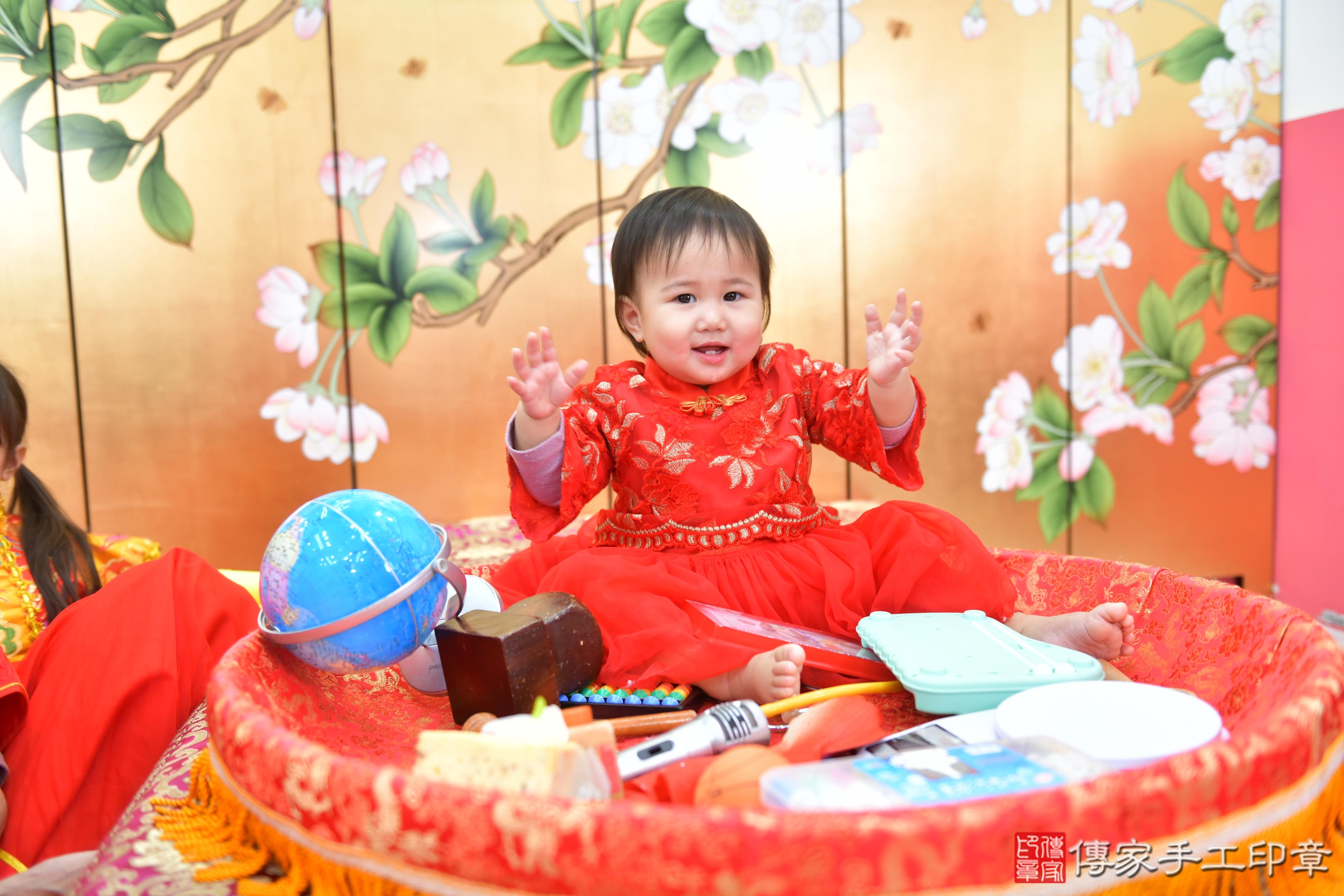 傳家手工印章台中店、抓周、度脺、美式風會場、傳家嬰兒古禮、吉祥話、抓周道具物品24種、拍照。抓周證書。寶寶抓周、滿周歲、生日快樂、祝福