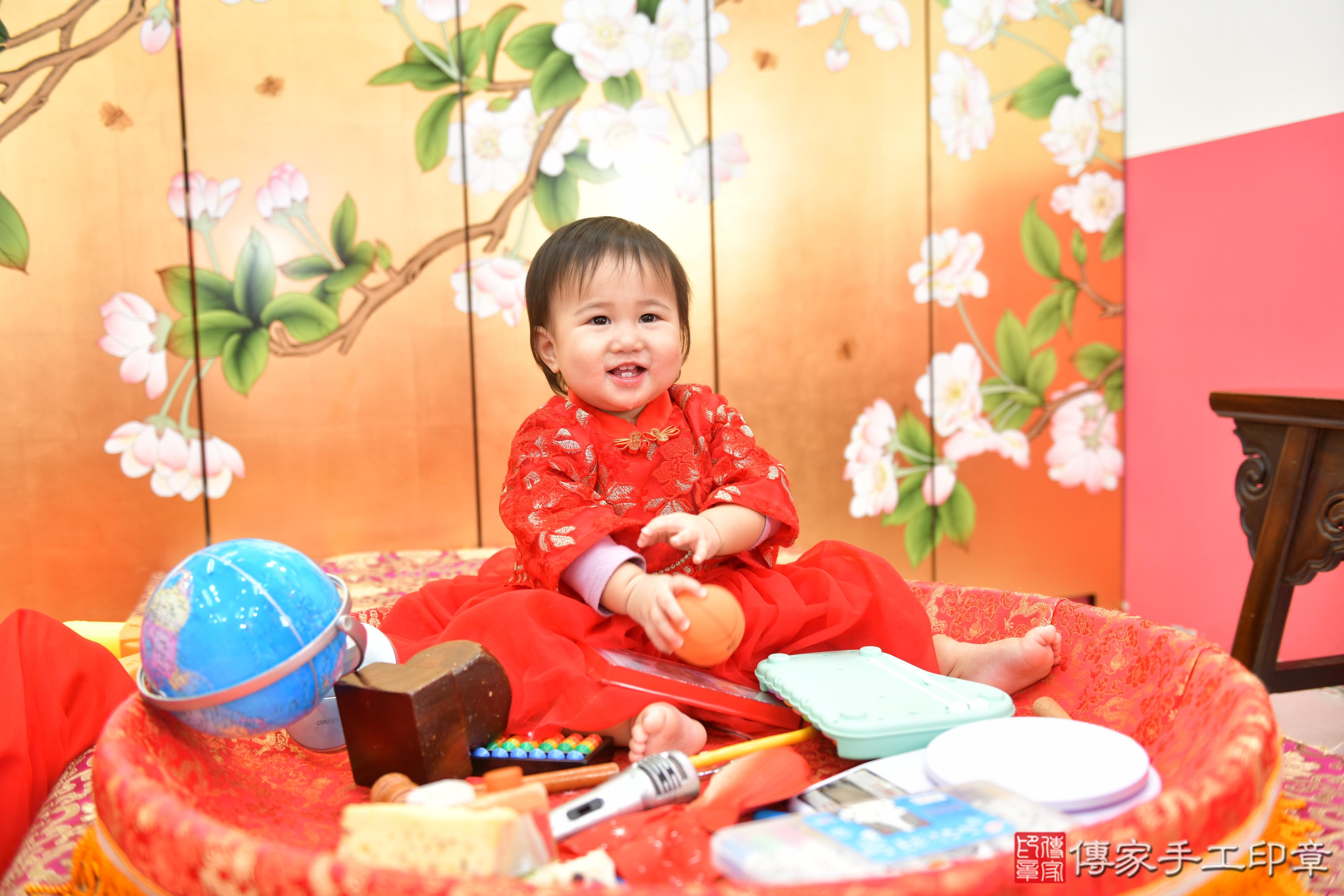 傳家手工印章台中店、抓周、度脺、美式風會場、傳家嬰兒古禮、吉祥話、抓周道具物品24種、拍照。抓周證書。寶寶抓周、滿周歲、生日快樂、祝福